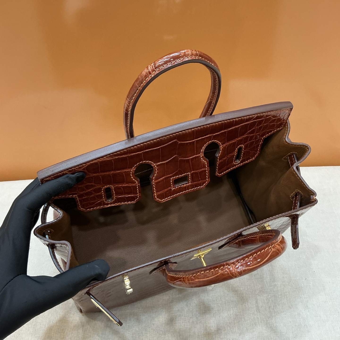 Hermes 高仿 女款 Birkin 鱷魚紋手提包 焦糖棕優雅款| 13 Hermes 高仿 女款 Birkin 鱷魚紋手提包 焦糖棕優雅款