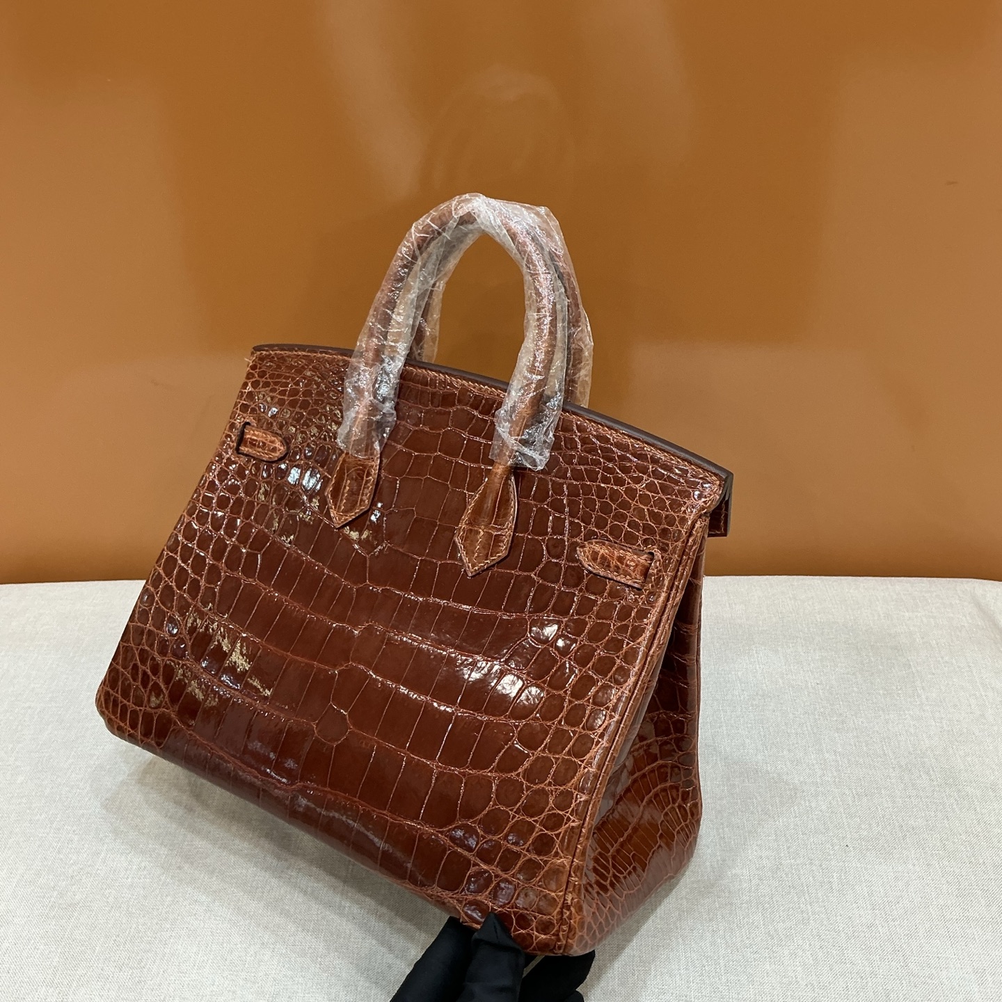 Hermes 高仿 女款 Birkin 鱷魚紋手提包 焦糖棕優雅款| 9 Hermes 高仿 女款 Birkin 鱷魚紋手提包 焦糖棕優雅款