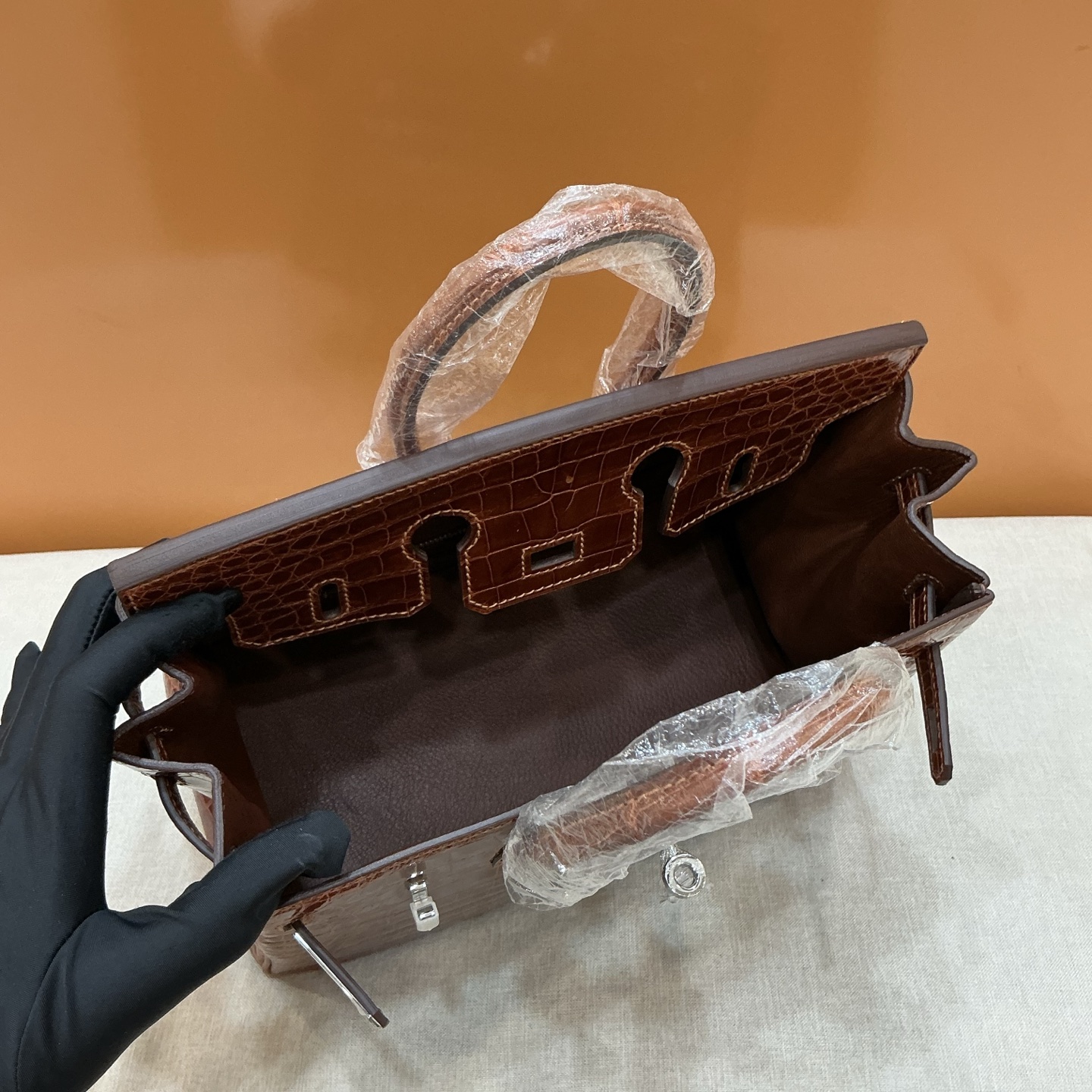 Hermes 高仿 女款 Birkin 鱷魚紋手提包 焦糖棕優雅款| 8 Hermes 高仿 女款 Birkin 鱷魚紋手提包 焦糖棕優雅款
