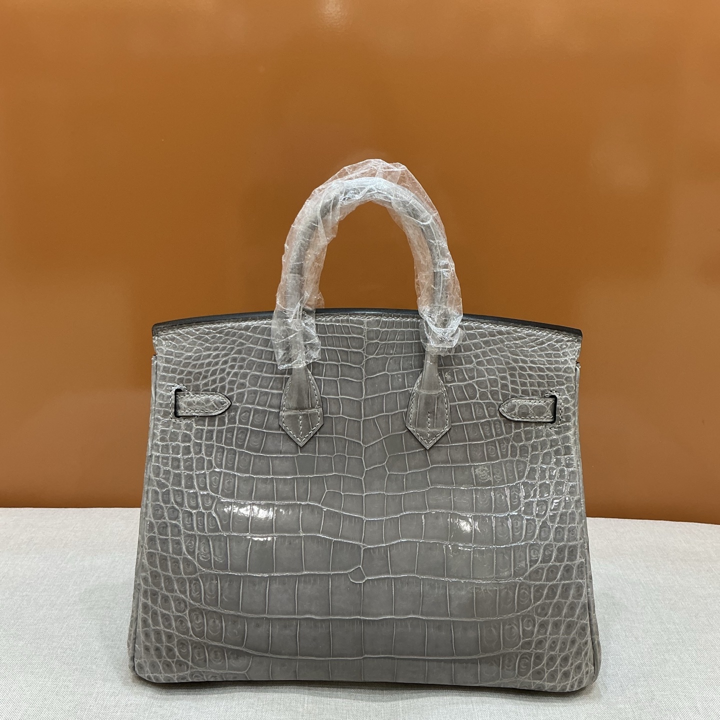 Hermes 高仿 女款 Birkin 鱷魚紋手提包 灰色典雅款| 14 Hermes 高仿 女款 Birkin 鱷魚紋手提包 灰色典雅款