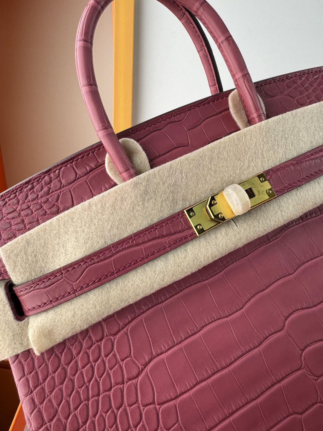 Hermes 高仿 女款 Birkin 粉色鱷魚紋手提包 氣質甜美風 百搭款| 9 Hermes 高仿 女款 Birkin 粉色鱷魚紋手提包 氣質甜美風 百搭款