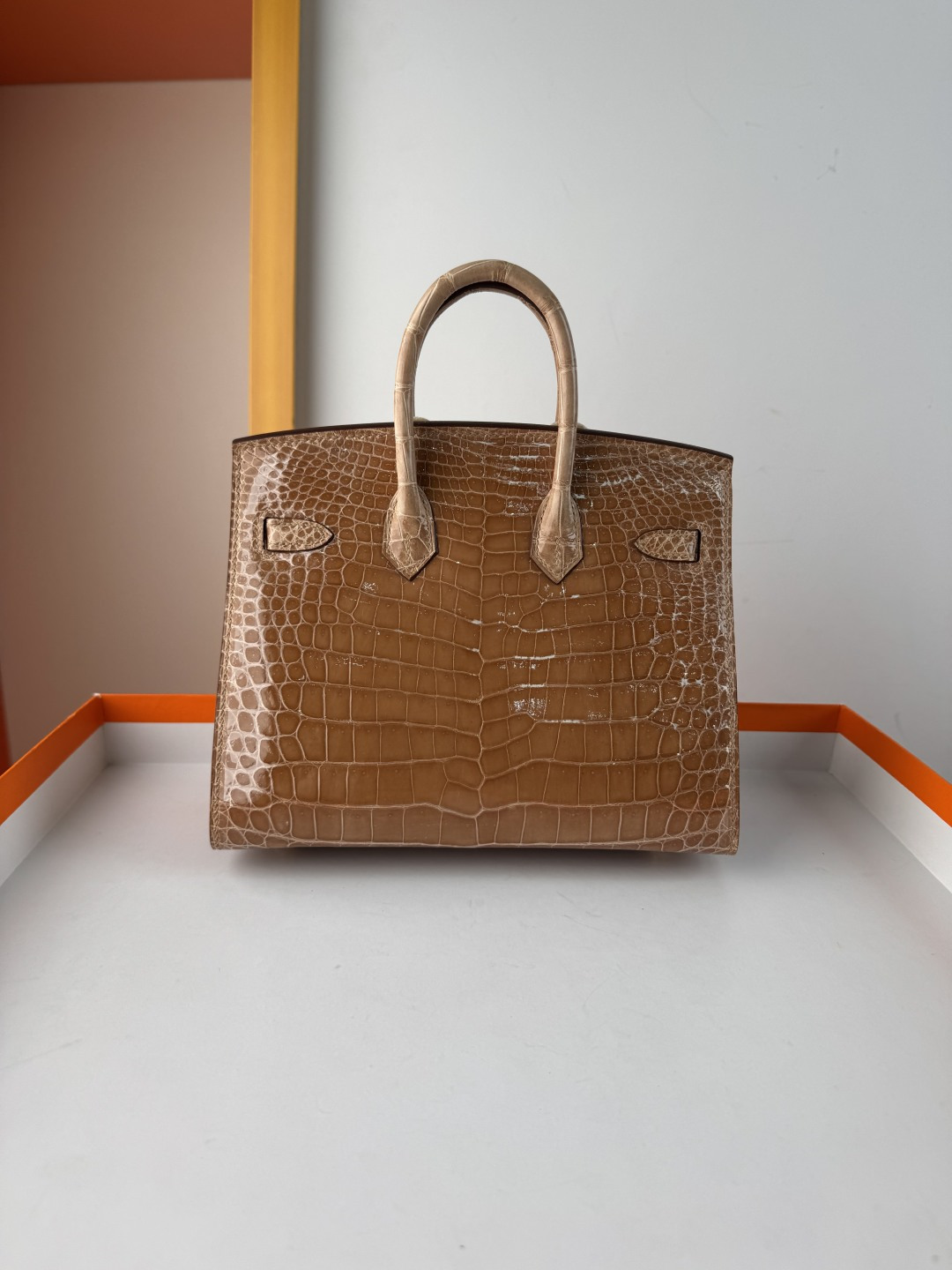 Hermes 高仿 女款 Birkin 焦糖棕鱷魚紋手提包 復古優雅風| 12 Hermes 高仿 女款 Birkin 焦糖棕鱷魚紋手提包 復古優雅風