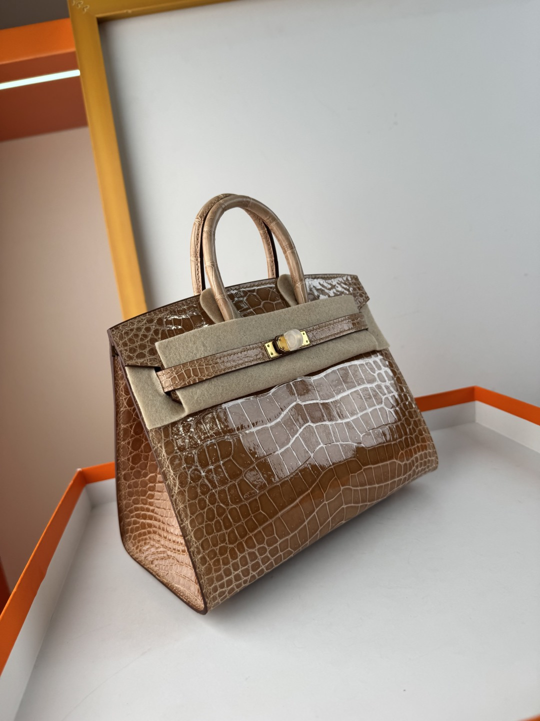 Hermes 高仿 女款 Birkin 焦糖棕鱷魚紋手提包 復古優雅風| 13 Hermes 高仿 女款 Birkin 焦糖棕鱷魚紋手提包 復古優雅風