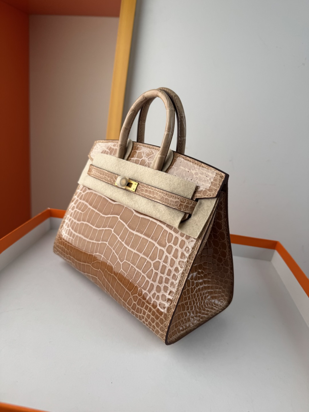 Hermes 高仿 女款 Birkin 焦糖棕鱷魚紋手提包 復古優雅風| 11 Hermes 高仿 女款 Birkin 焦糖棕鱷魚紋手提包 復古優雅風