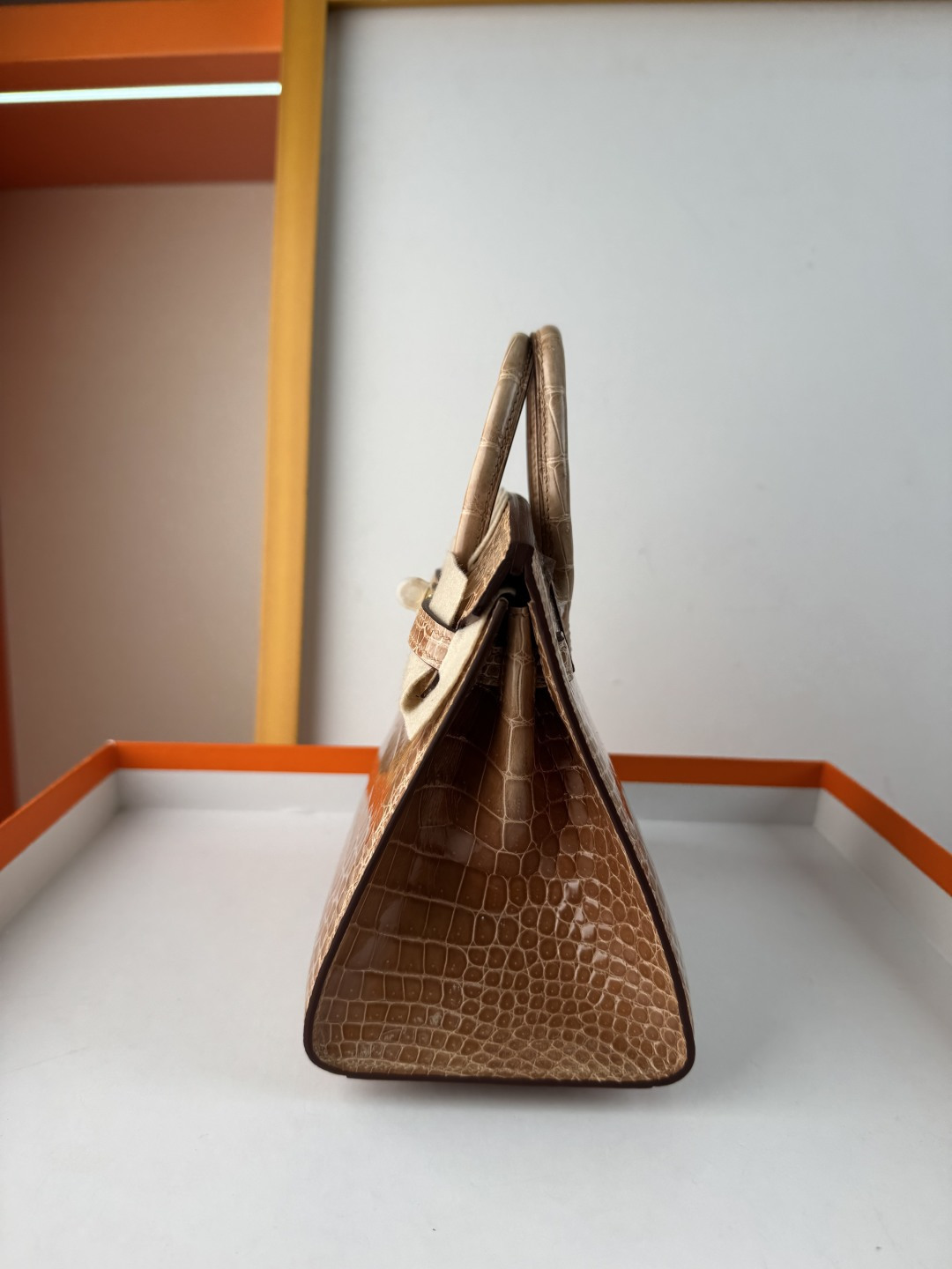 Hermes 高仿 女款 Birkin 焦糖棕鱷魚紋手提包 復古優雅風| 10 Hermes 高仿 女款 Birkin 焦糖棕鱷魚紋手提包 復古優雅風