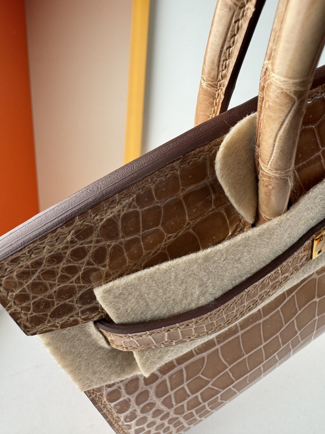 Hermes 高仿 女款 Birkin 焦糖棕鱷魚紋手提包 復古優雅風| 9 Hermes 高仿 女款 Birkin 焦糖棕鱷魚紋手提包 復古優雅風