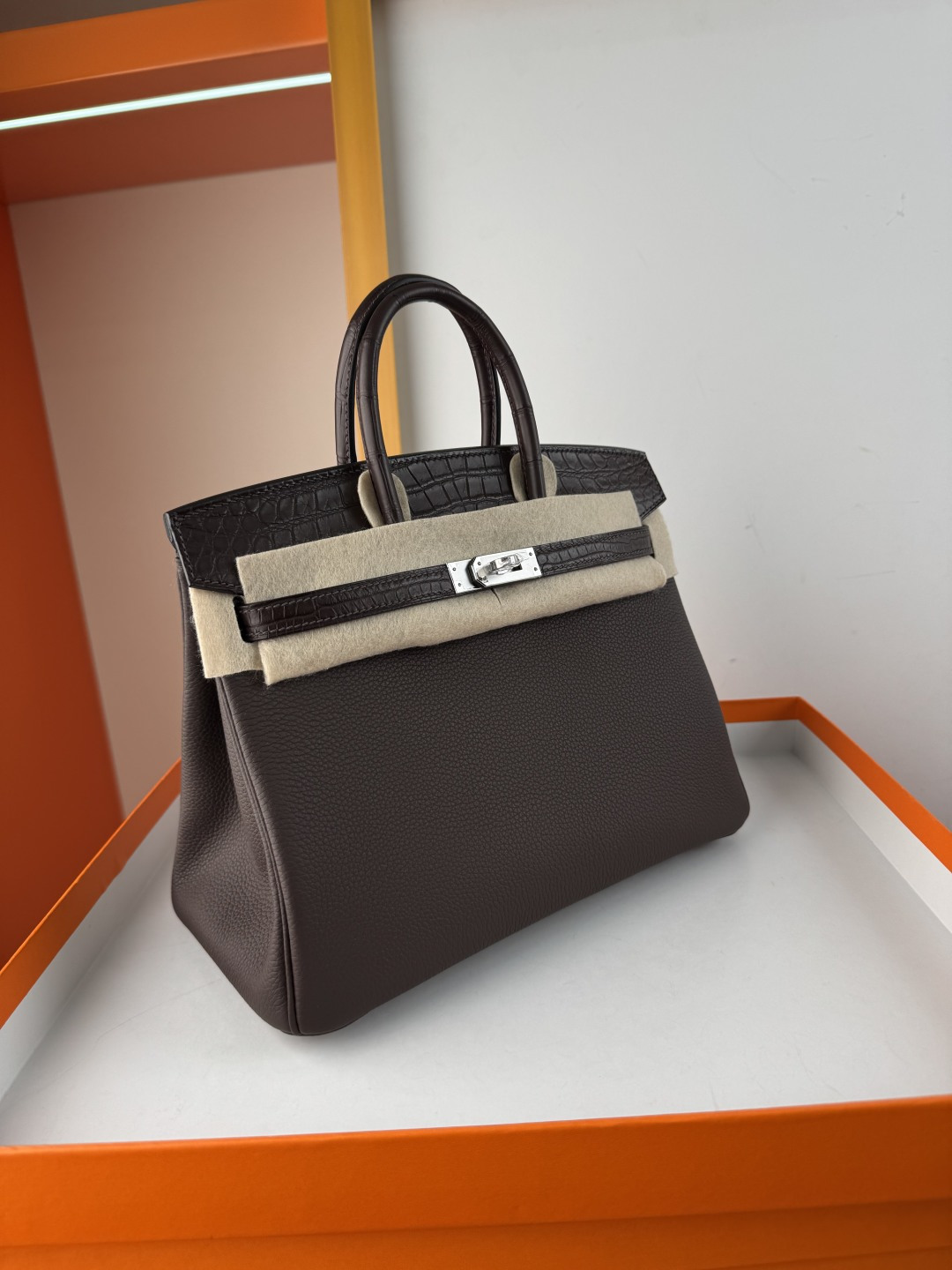 Hermes 一比一 女款 Birkin 深咖啡拼鱷魚紋手提包 沉穩氣質款| 13 Hermes 一比一 女款 Birkin 深咖啡拼鱷魚紋手提包 沉穩氣質款