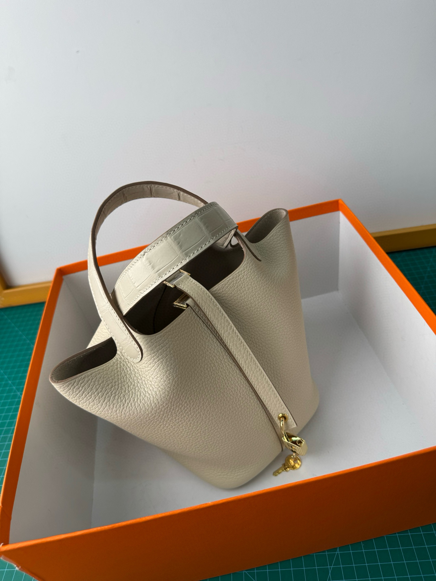 Hermes 高仿 Picotin 菜籃子 冷灰白手提包 極簡風高級感| 10 Hermes 高仿 Picotin 菜籃子 冷灰白手提包 極簡風高級感