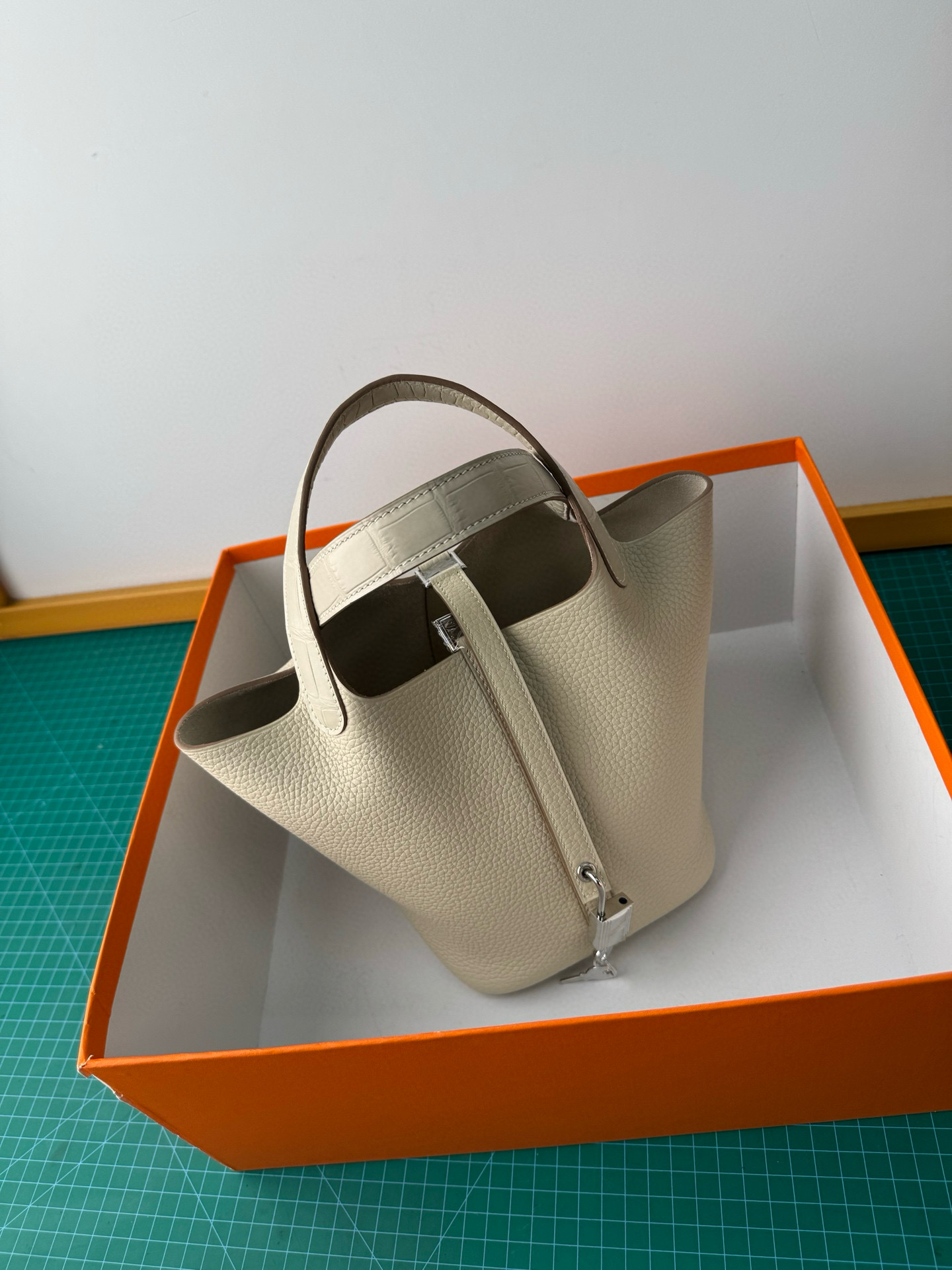 Hermes 高仿 Picotin 菜籃子 冷灰白手提包 極簡風高級感| 9 Hermes 高仿 Picotin 菜籃子 冷灰白手提包 極簡風高級感