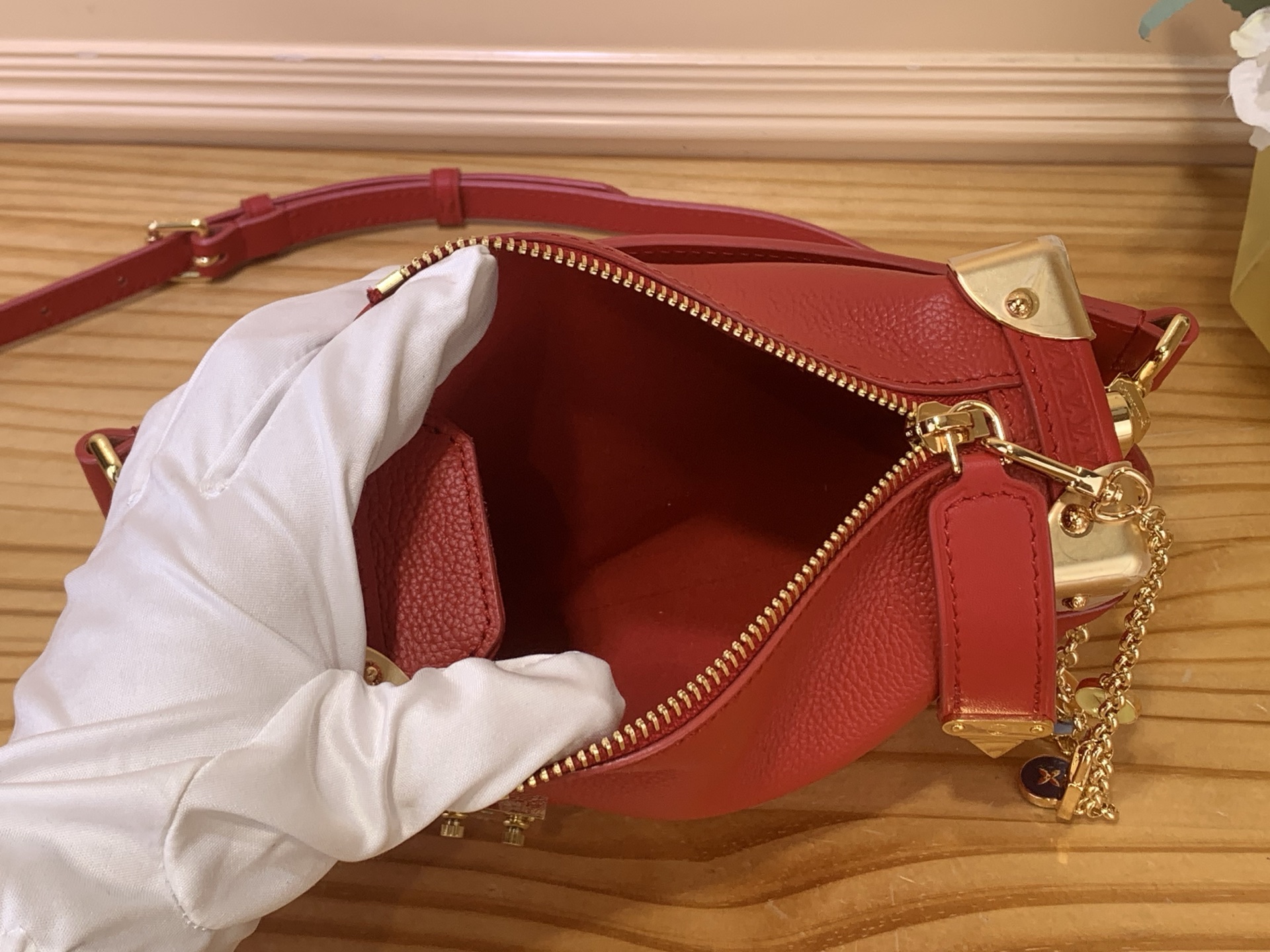 LV A貨 女款 紅色鎖扣鏈條斜背包 經典復古小方包| 15 LV A貨 女款 紅色鎖扣鏈條斜背包 經典復古小方包