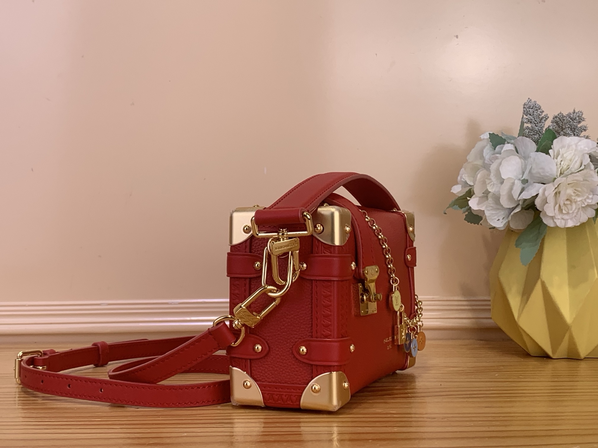 LV A貨 女款 紅色鎖扣鏈條斜背包 經典復古小方包| 14 LV A貨 女款 紅色鎖扣鏈條斜背包 經典復古小方包