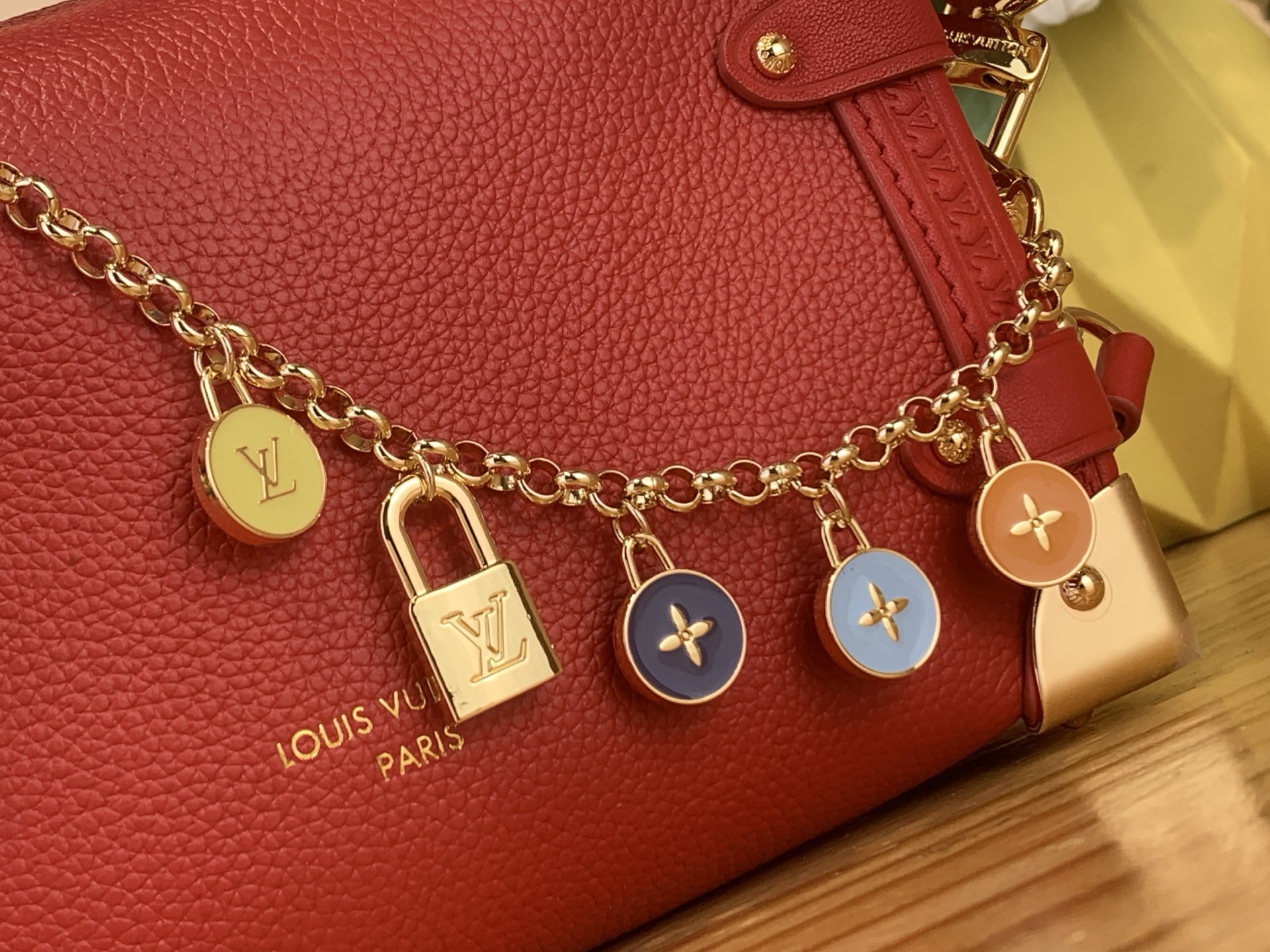 LV A貨 女款 紅色鎖扣鏈條斜背包 經典復古小方包| 11 LV A貨 女款 紅色鎖扣鏈條斜背包 經典復古小方包