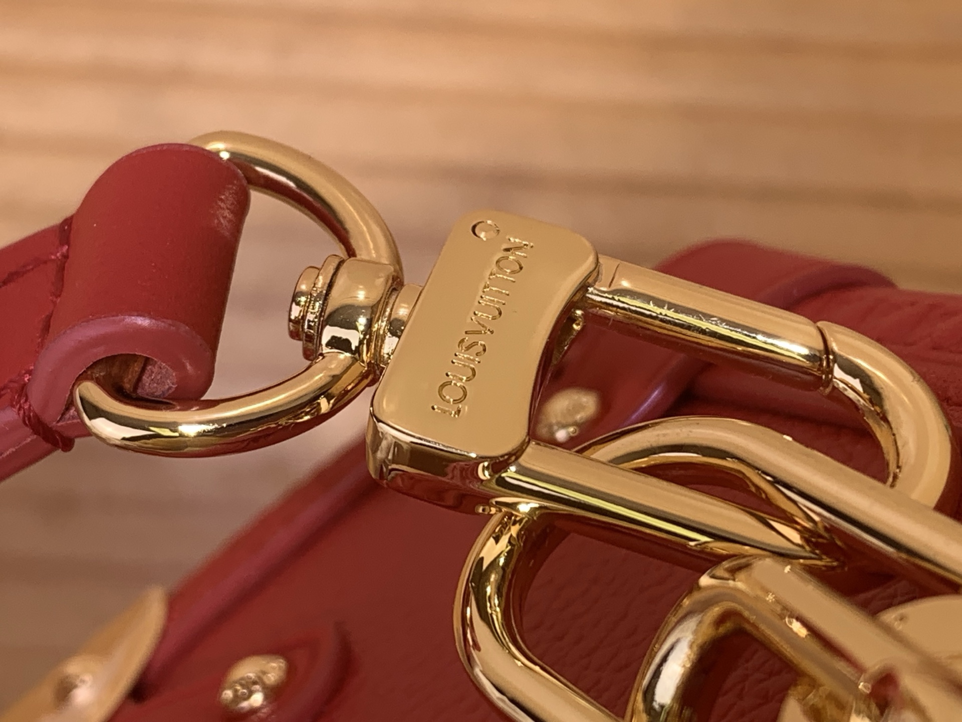 LV A貨 女款 紅色鎖扣鏈條斜背包 經典復古小方包| 9 LV A貨 女款 紅色鎖扣鏈條斜背包 經典復古小方包