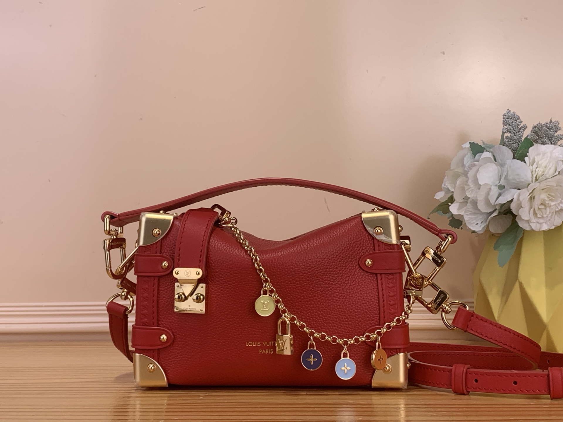 LV A貨 女款 紅色鎖扣鏈條斜背包 經典復古小方包| 8 LV A貨 女款 紅色鎖扣鏈條斜背包 經典復古小方包