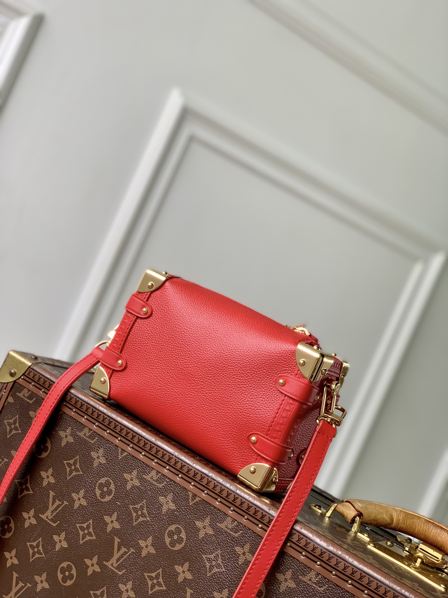 LV 一比一 女款 Petite Malle 紅色迷你手提包 鎖扣斜背包| 13 LV 一比一 女款 Petite Malle 紅色迷你手提包 鎖扣斜背包
