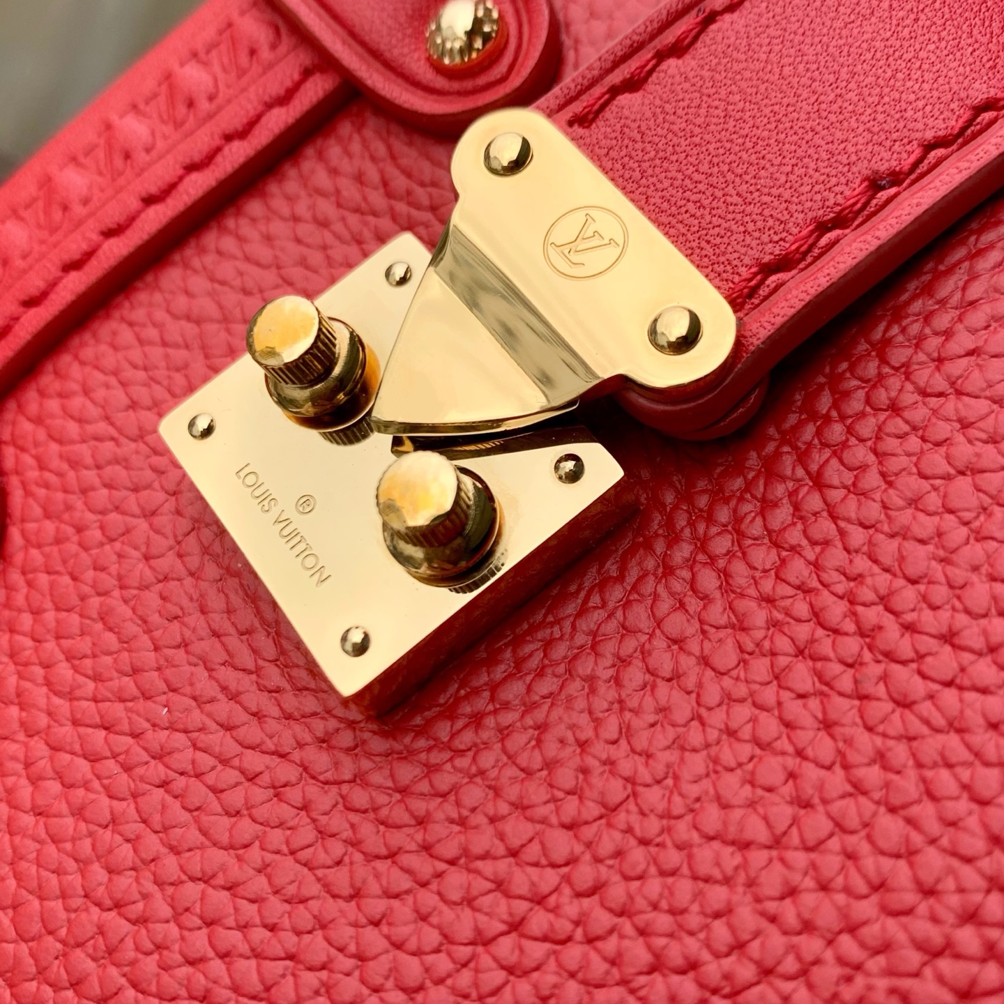 LV 一比一 女款 Petite Malle 紅色迷你手提包 鎖扣斜背包| 9 LV 一比一 女款 Petite Malle 紅色迷你手提包 鎖扣斜背包