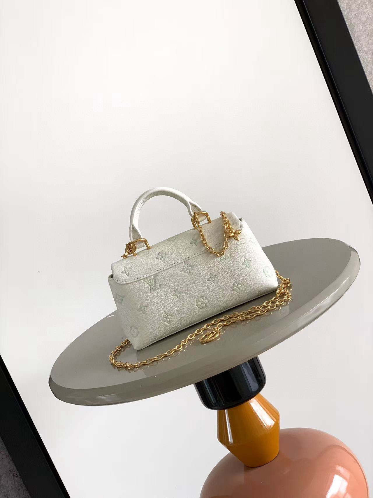 LV 高仿 女款 Monogram 鏈條肩背包 時尚半月包| 12 LV 高仿 女款 Monogram 鏈條肩背包 時尚半月包