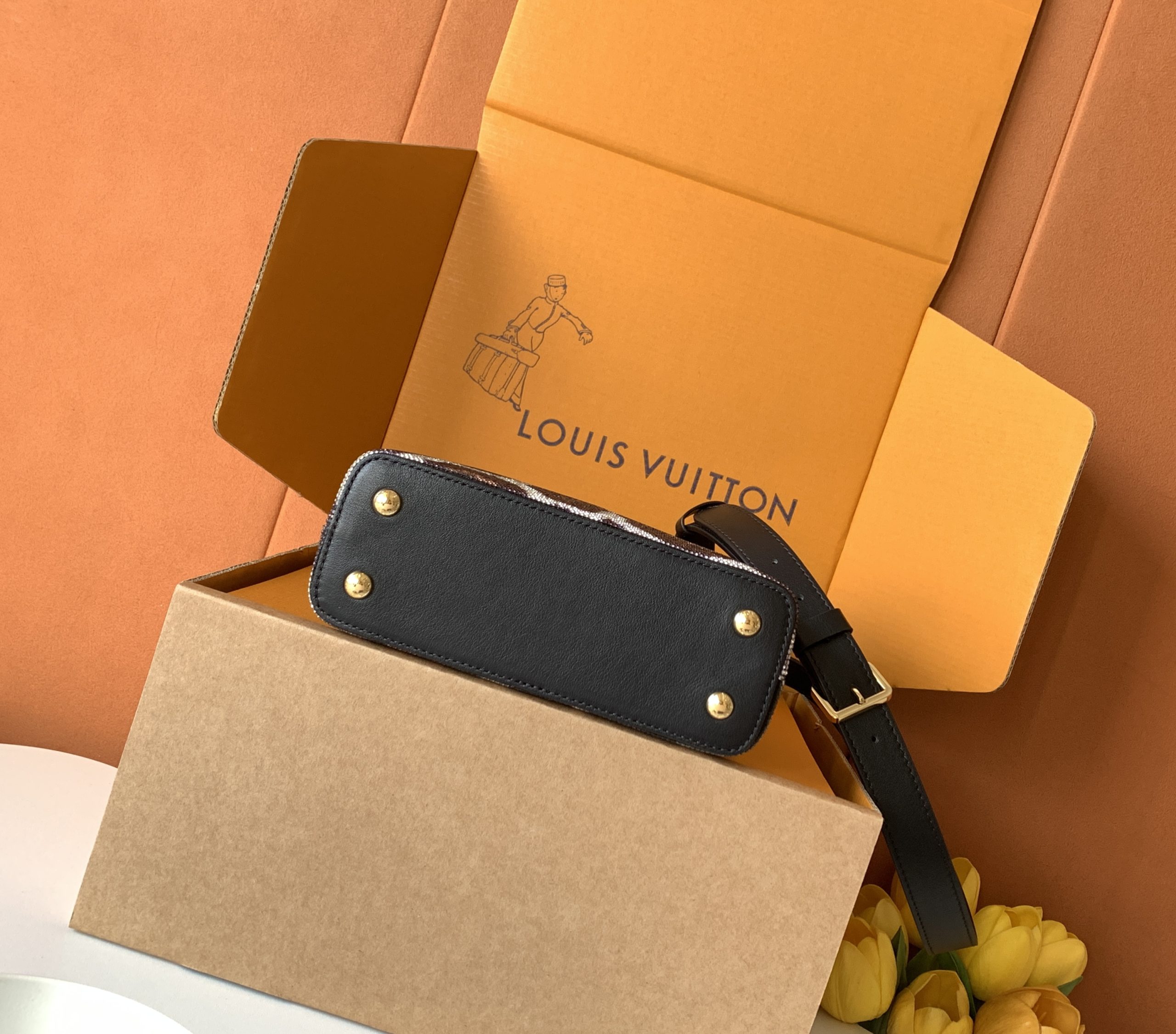LV 原單 女款 Capucines 小號手提包 鱷魚紋氣質斜背包| 12 LV 原單 女款 Capucines 小號手提包 鱷魚紋氣質斜背包