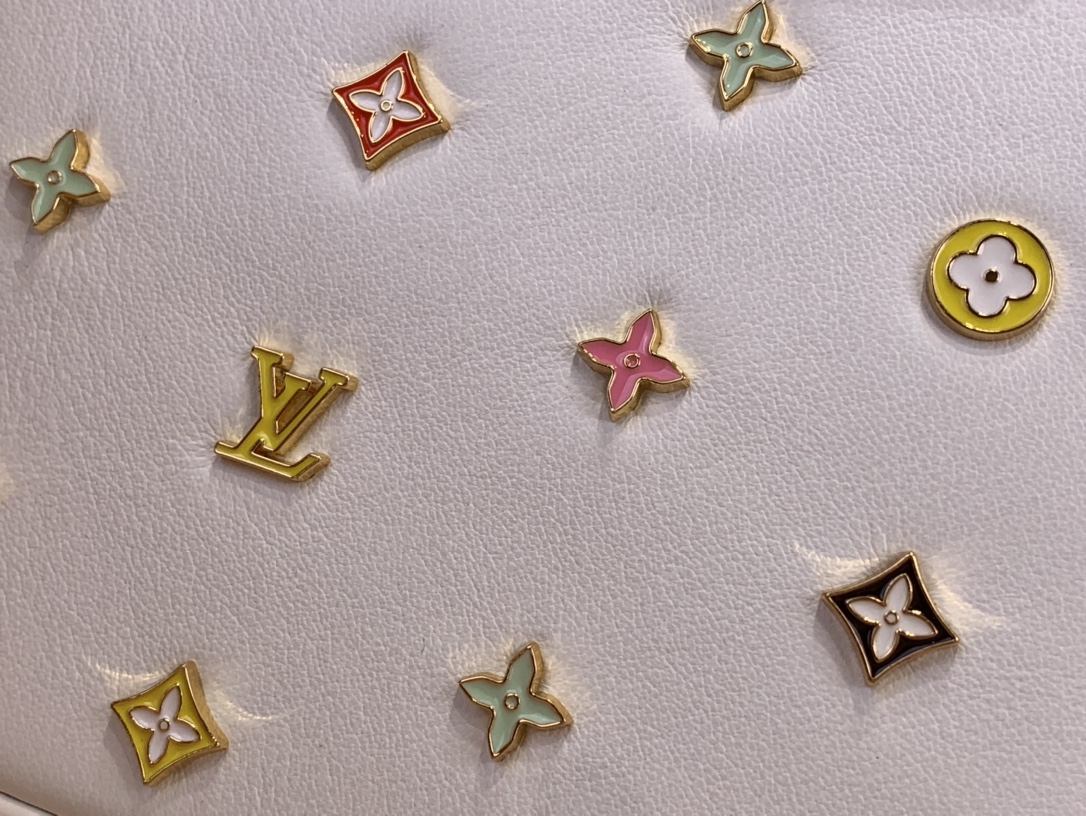 LV A貨 女款 Capucines 白色彩色鉚釘手提包 鏈條斜背包| 11 LV A貨 女款 Capucines 白色彩色鉚釘手提包 鏈條斜背包