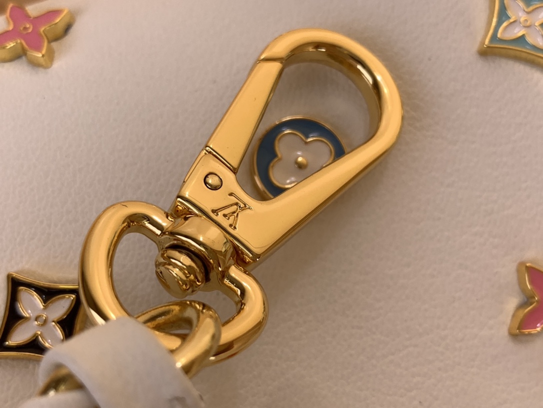 LV A貨 女款 Capucines 白色彩色鉚釘手提包 鏈條斜背包| 9 LV A貨 女款 Capucines 白色彩色鉚釘手提包 鏈條斜背包