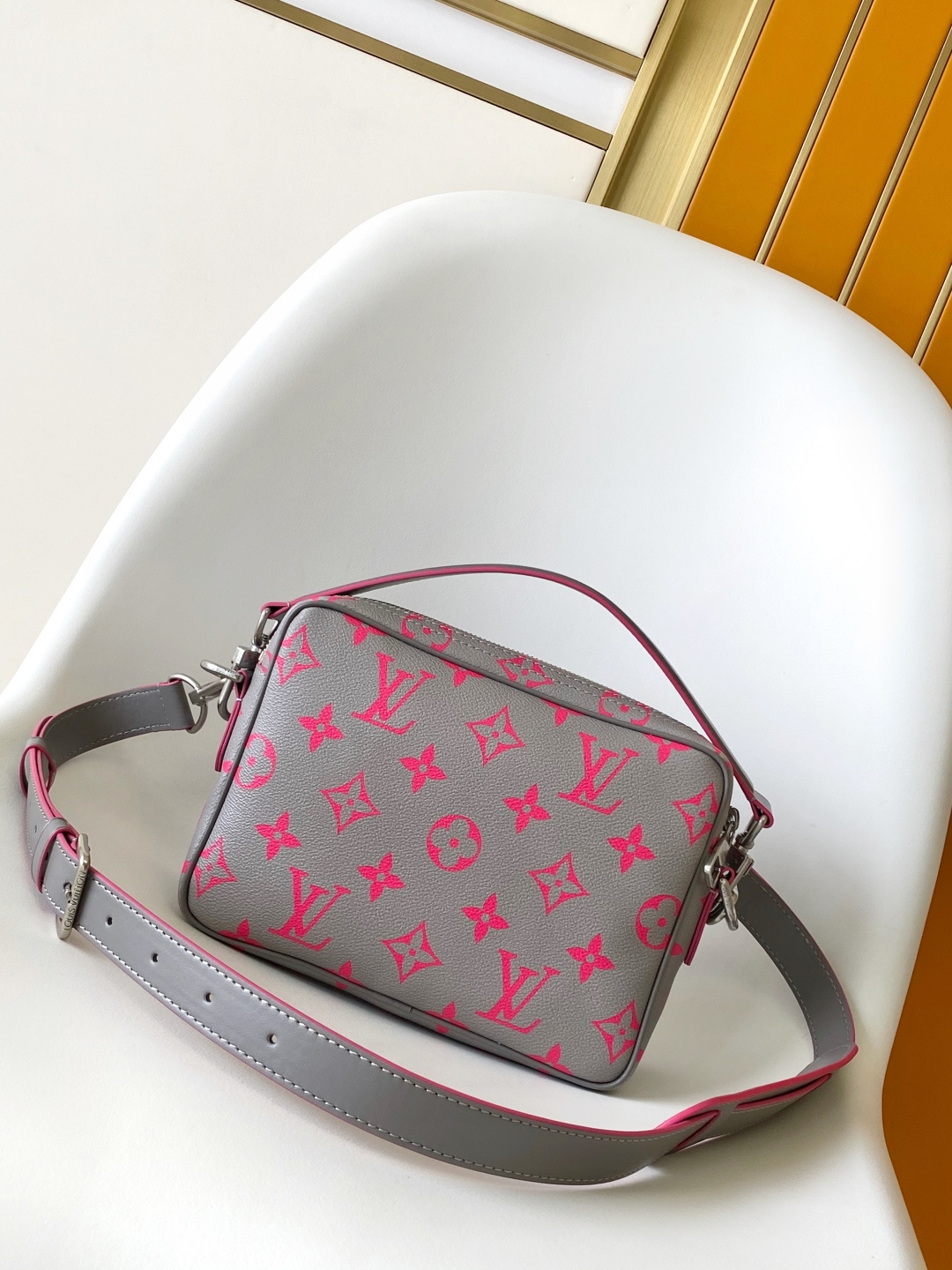 LV 高仿 女款 Monogram 灰粉相機包 時尚斜背包| 14 LV 高仿 女款 Monogram 灰粉相機包 時尚斜背包