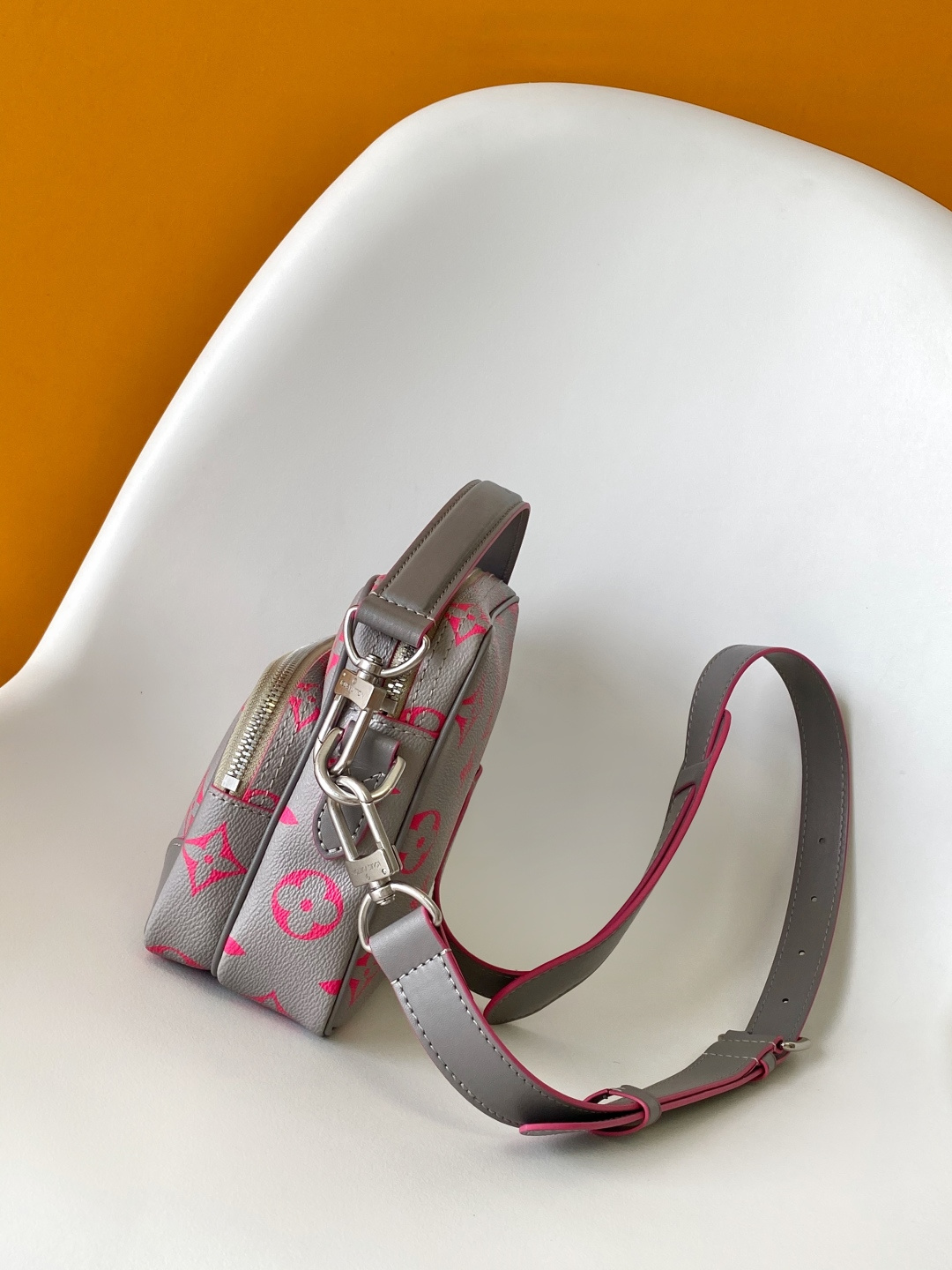 LV 高仿 女款 Monogram 灰粉相機包 時尚斜背包| 13 LV 高仿 女款 Monogram 灰粉相機包 時尚斜背包