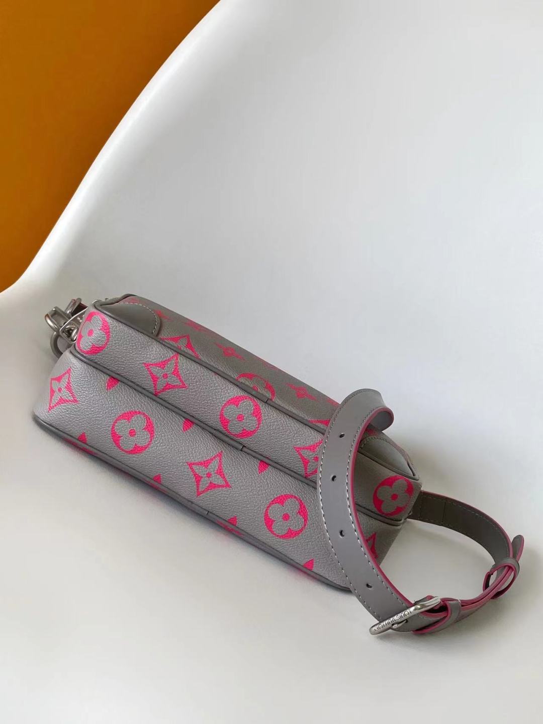 LV 高仿 女款 Monogram 灰粉相機包 時尚斜背包| 12 LV 高仿 女款 Monogram 灰粉相機包 時尚斜背包