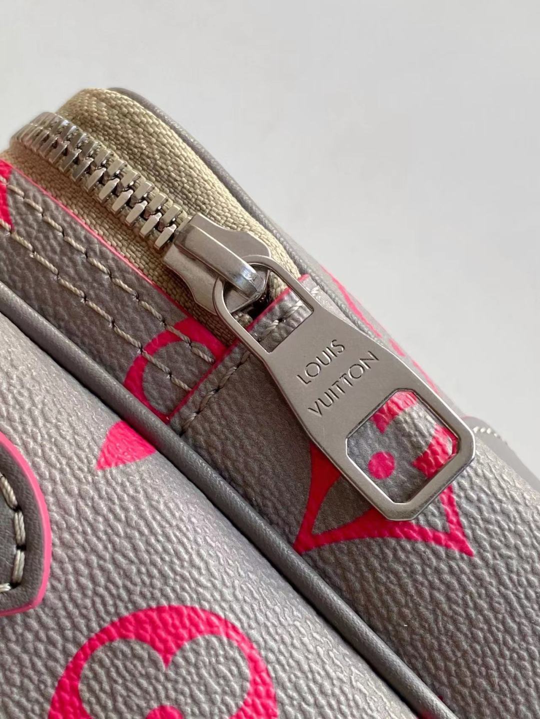 LV 高仿 女款 Monogram 灰粉相機包 時尚斜背包| 11 LV 高仿 女款 Monogram 灰粉相機包 時尚斜背包