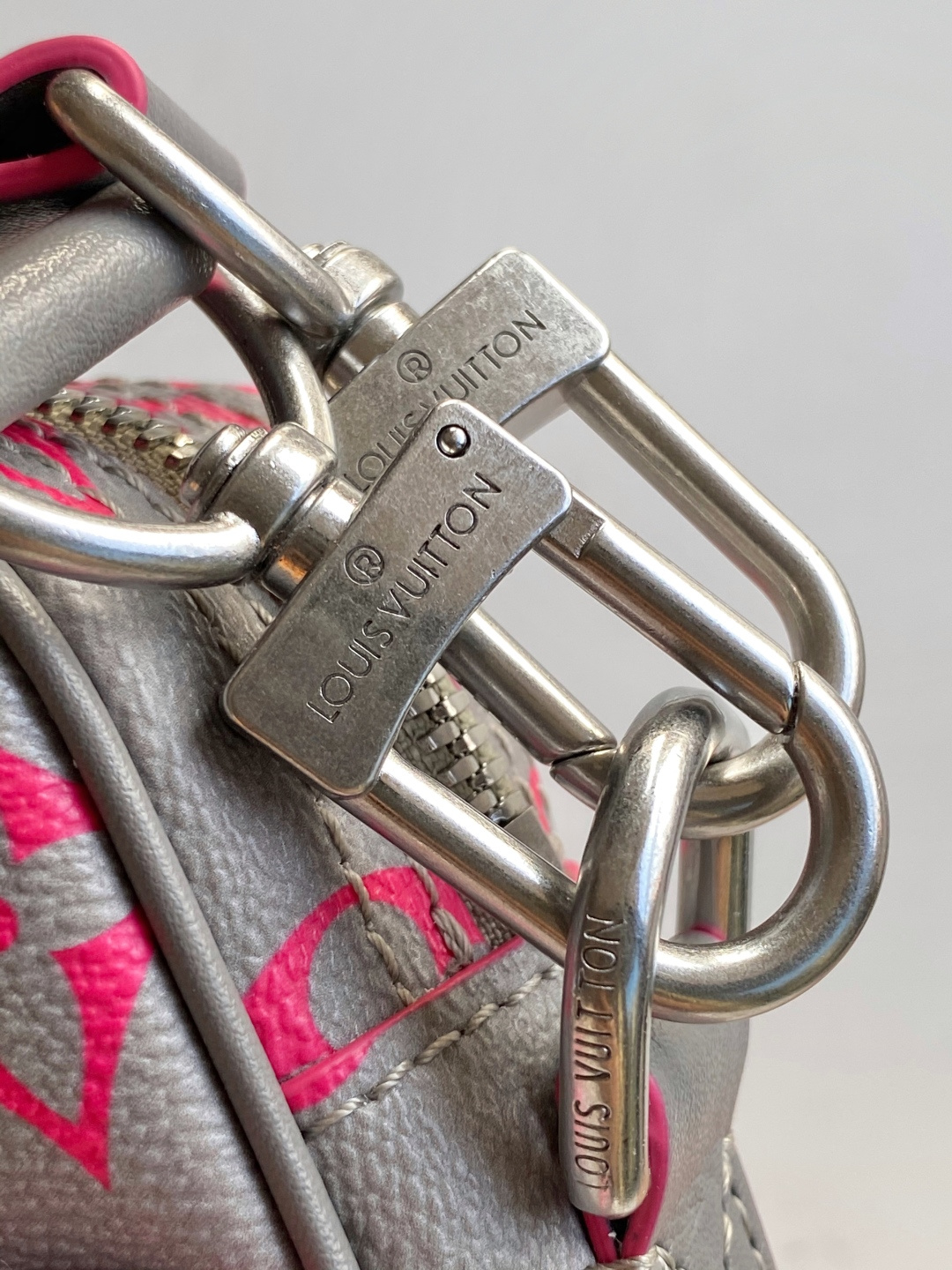 LV 高仿 女款 Monogram 灰粉相機包 時尚斜背包| 10 LV 高仿 女款 Monogram 灰粉相機包 時尚斜背包