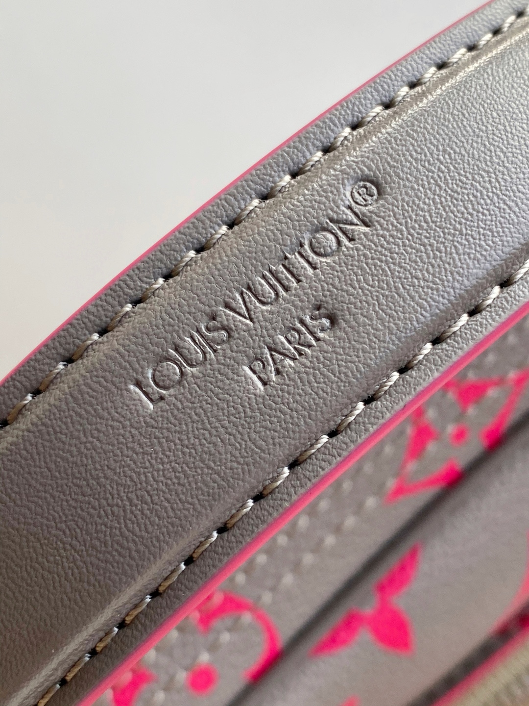 LV 高仿 女款 Monogram 灰粉相機包 時尚斜背包| 9 LV 高仿 女款 Monogram 灰粉相機包 時尚斜背包