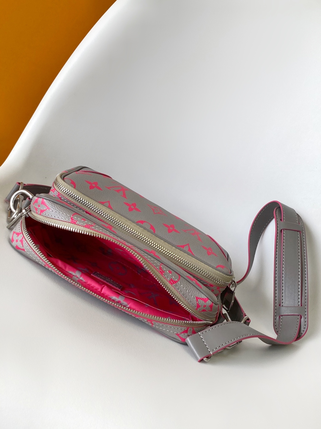 LV 高仿 女款 Monogram 灰粉相機包 時尚斜背包| 8 LV 高仿 女款 Monogram 灰粉相機包 時尚斜背包