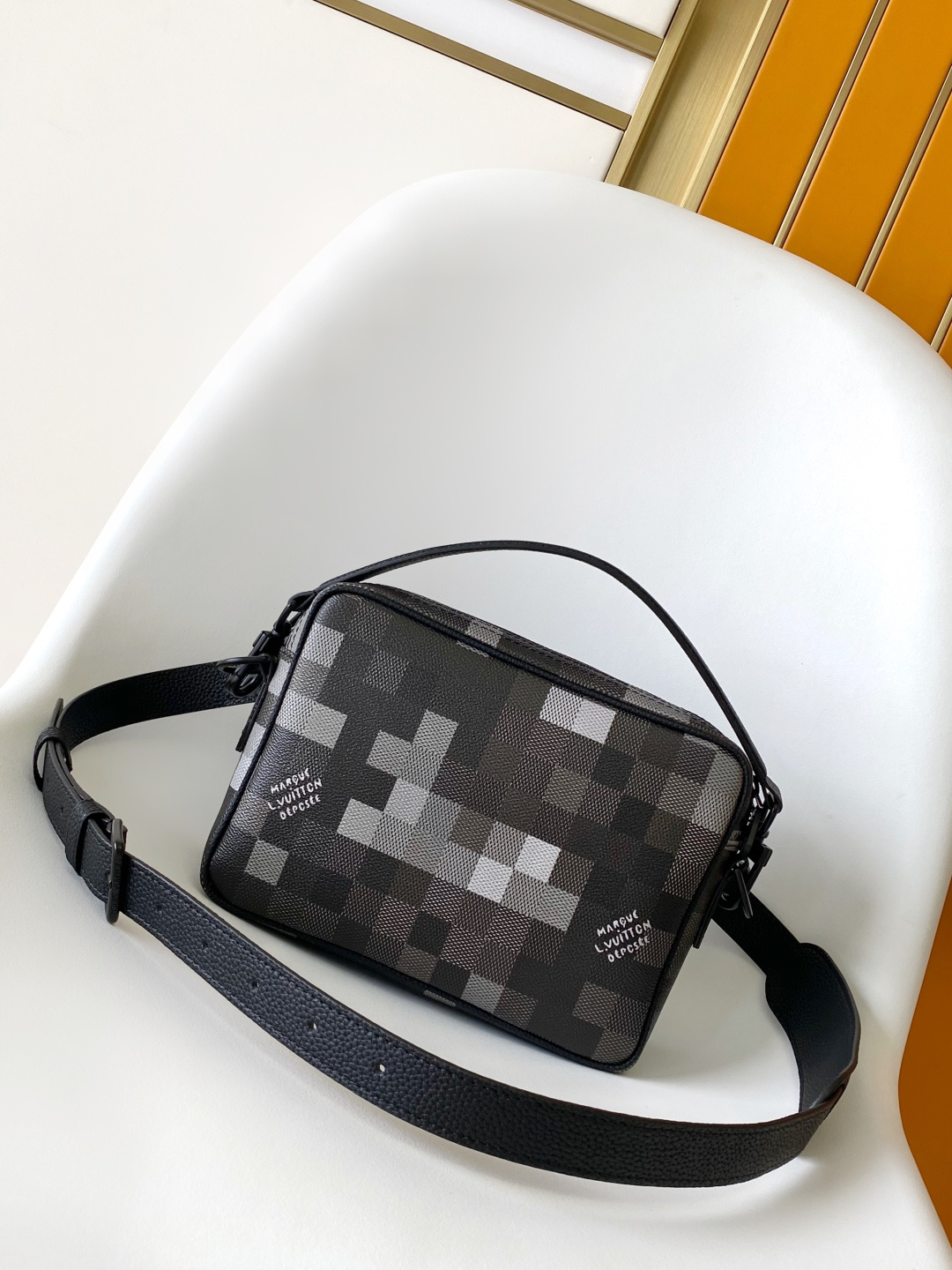 LV 原單 男款 Damier 棋盤格相機包 黑灰斜背包| 14 LV 原單 男款 Damier 棋盤格相機包 黑灰斜背包