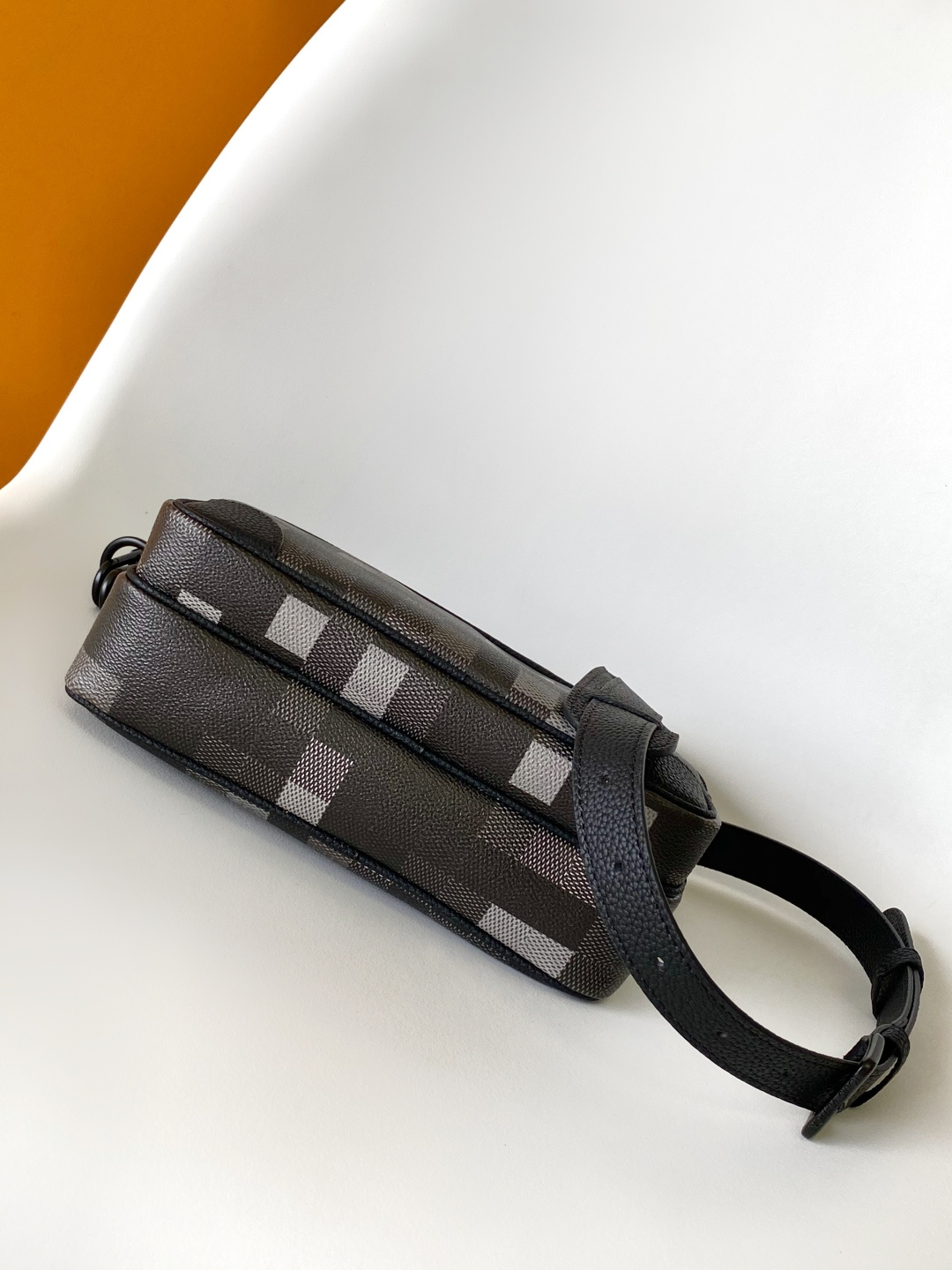 LV 原單 男款 Damier 棋盤格相機包 黑灰斜背包| 12 LV 原單 男款 Damier 棋盤格相機包 黑灰斜背包
