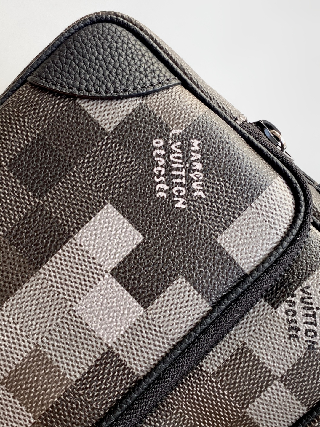 LV 原單 男款 Damier 棋盤格相機包 黑灰斜背包| 10 LV 原單 男款 Damier 棋盤格相機包 黑灰斜背包