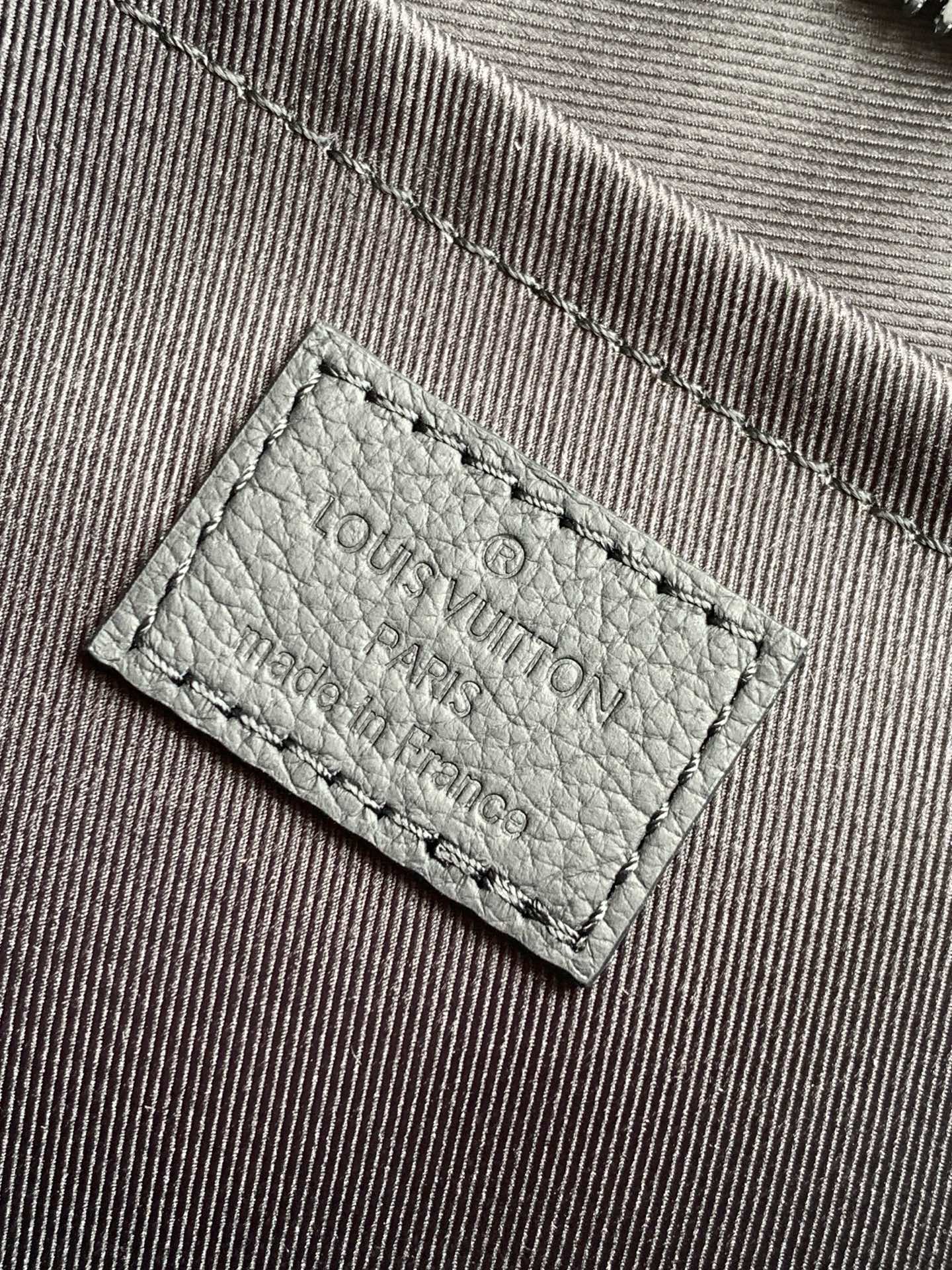 LV A貨 男款 Monogram 壓紋斜背包 時尚胸包| 15 LV A貨 男款 Monogram 壓紋斜背包 時尚胸包