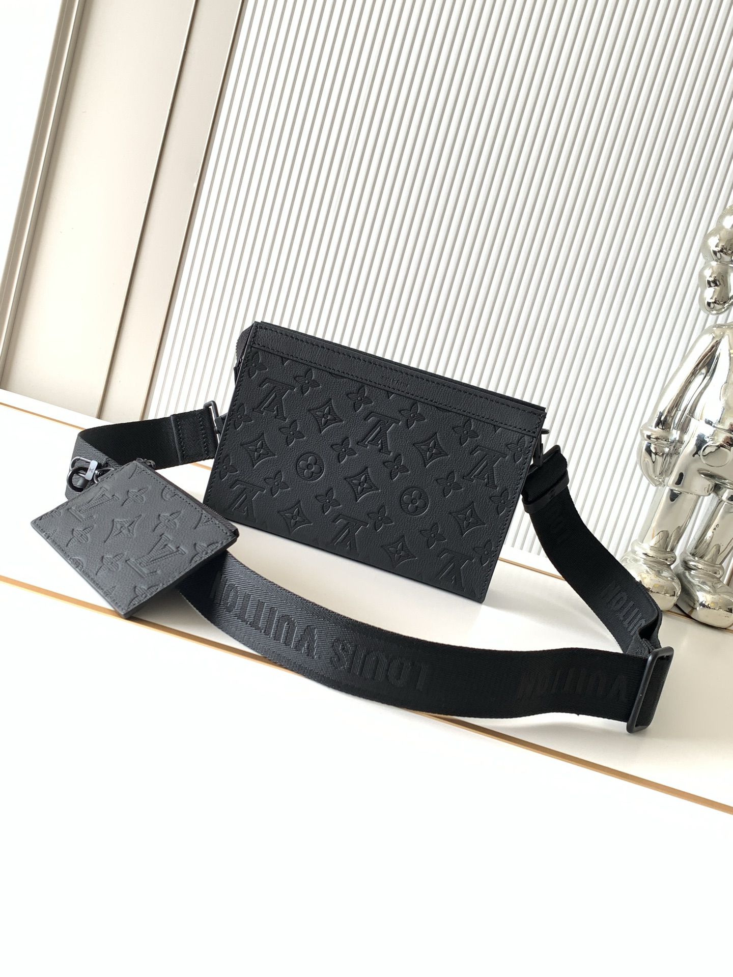 LV A貨 男款 Monogram 壓紋斜背包 時尚胸包| 13 LV A貨 男款 Monogram 壓紋斜背包 時尚胸包