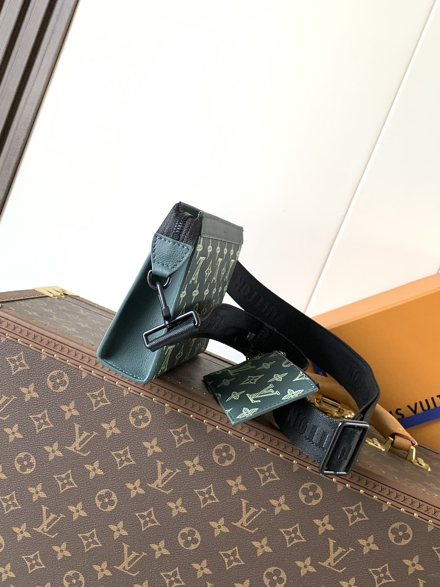 LV 一比一 男款 Monogram 綠色印花斜背包 時尚通勤包| 14 LV 一比一 男款 Monogram 綠色印花斜背包 時尚通勤包