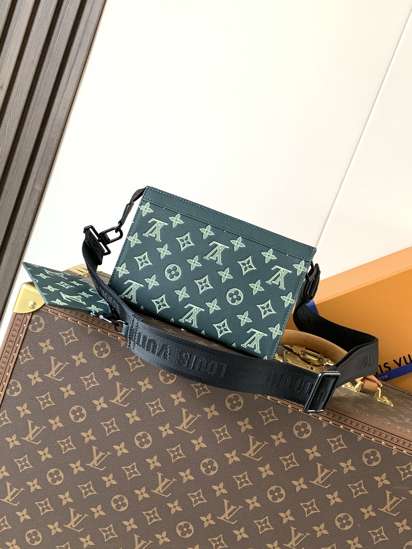 LV 一比一 男款 Monogram 綠色印花斜背包 時尚通勤包| 13 LV 一比一 男款 Monogram 綠色印花斜背包 時尚通勤包