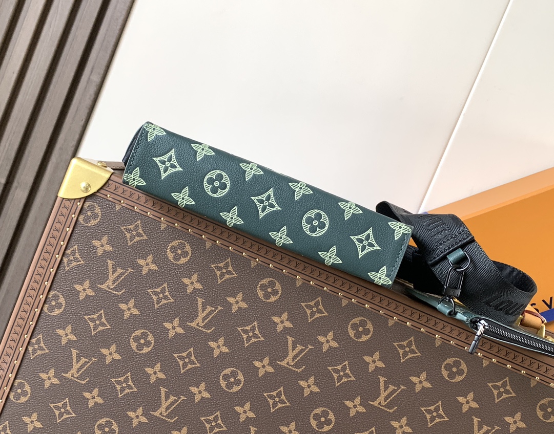 LV 一比一 男款 Monogram 綠色印花斜背包 時尚通勤包| 12 LV 一比一 男款 Monogram 綠色印花斜背包 時尚通勤包