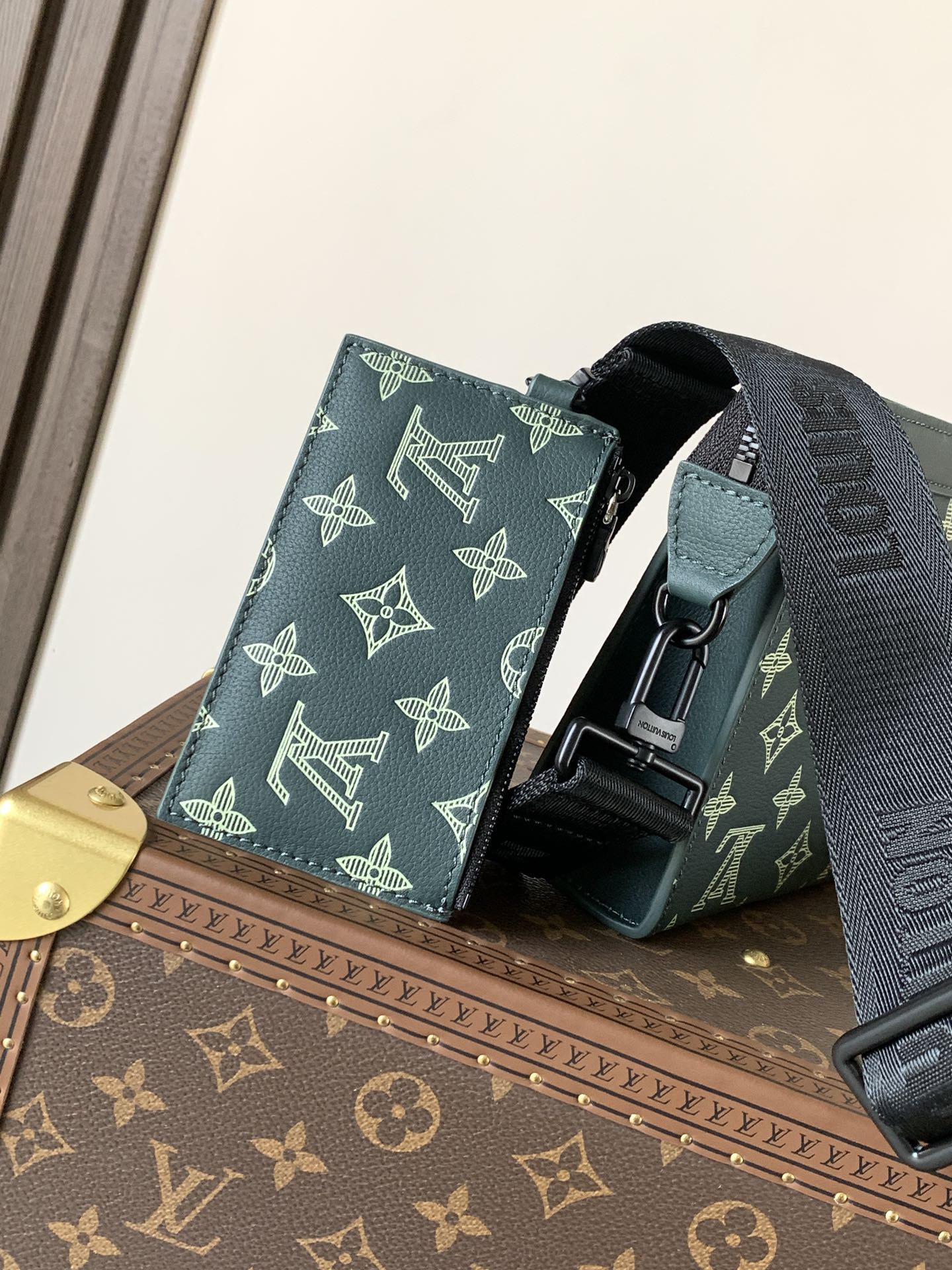 LV 一比一 男款 Monogram 綠色印花斜背包 時尚通勤包| 11 LV 一比一 男款 Monogram 綠色印花斜背包 時尚通勤包