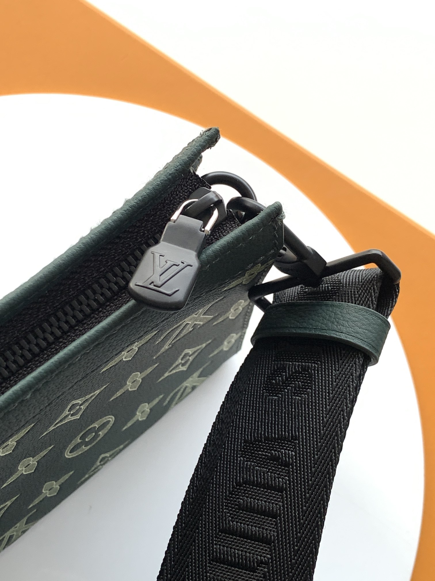 LV 一比一 男款 Monogram 綠色印花斜背包 時尚通勤包| 9 LV 一比一 男款 Monogram 綠色印花斜背包 時尚通勤包