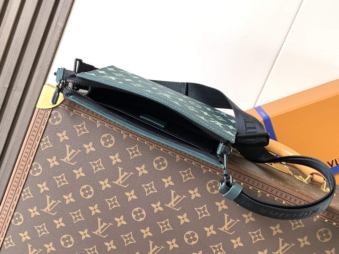 LV 一比一 男款 Monogram 綠色印花斜背包 時尚通勤包| 8 LV 一比一 男款 Monogram 綠色印花斜背包 時尚通勤包
