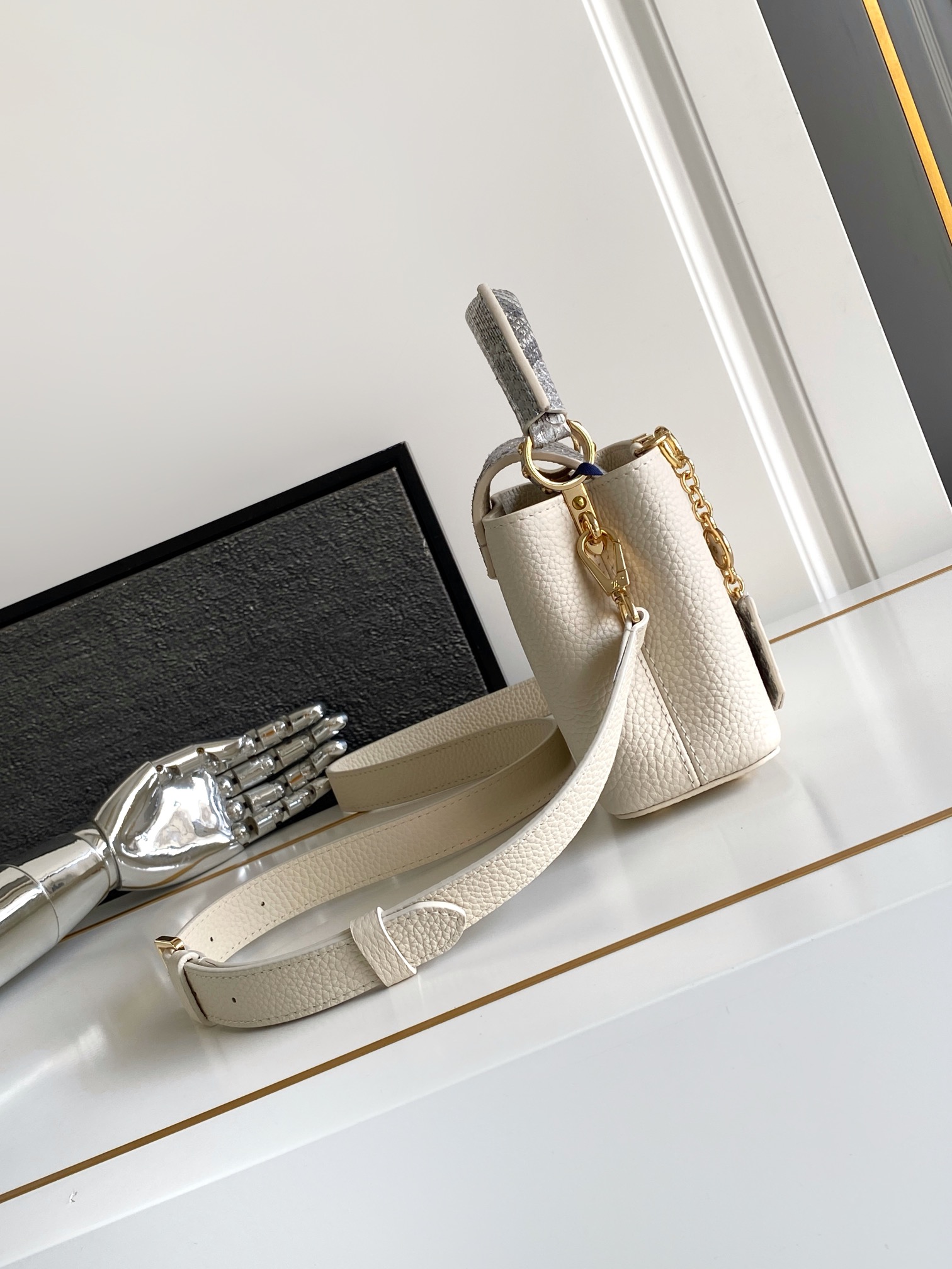 LV 高仿 女款 Capucines 米白蛇紋手提包 高級斜背包| 14 LV 高仿 女款 Capucines 米白蛇紋手提包 高級斜背包