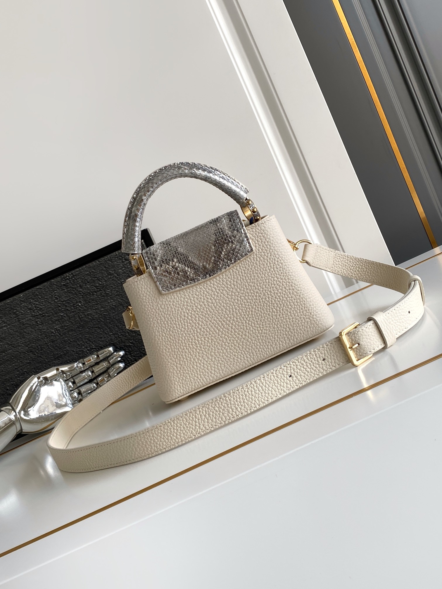 LV 高仿 女款 Capucines 米白蛇紋手提包 高級斜背包| 13 LV 高仿 女款 Capucines 米白蛇紋手提包 高級斜背包