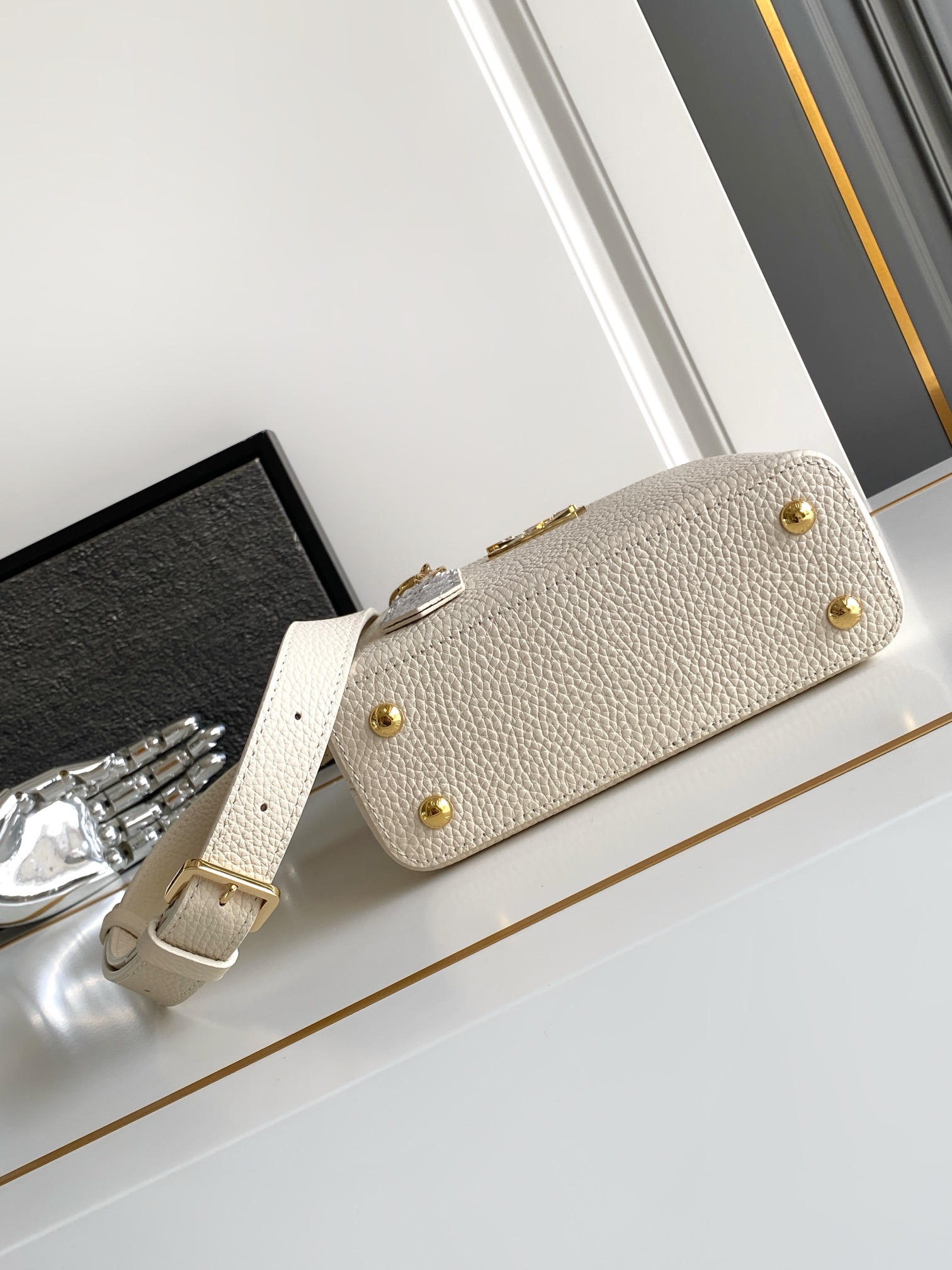 LV 高仿 女款 Capucines 米白蛇紋手提包 高級斜背包| 12 LV 高仿 女款 Capucines 米白蛇紋手提包 高級斜背包