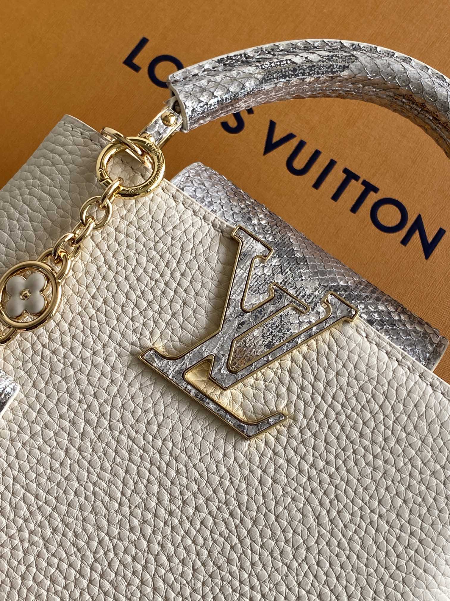 LV 高仿 女款 Capucines 米白蛇紋手提包 高級斜背包| 11 LV 高仿 女款 Capucines 米白蛇紋手提包 高級斜背包