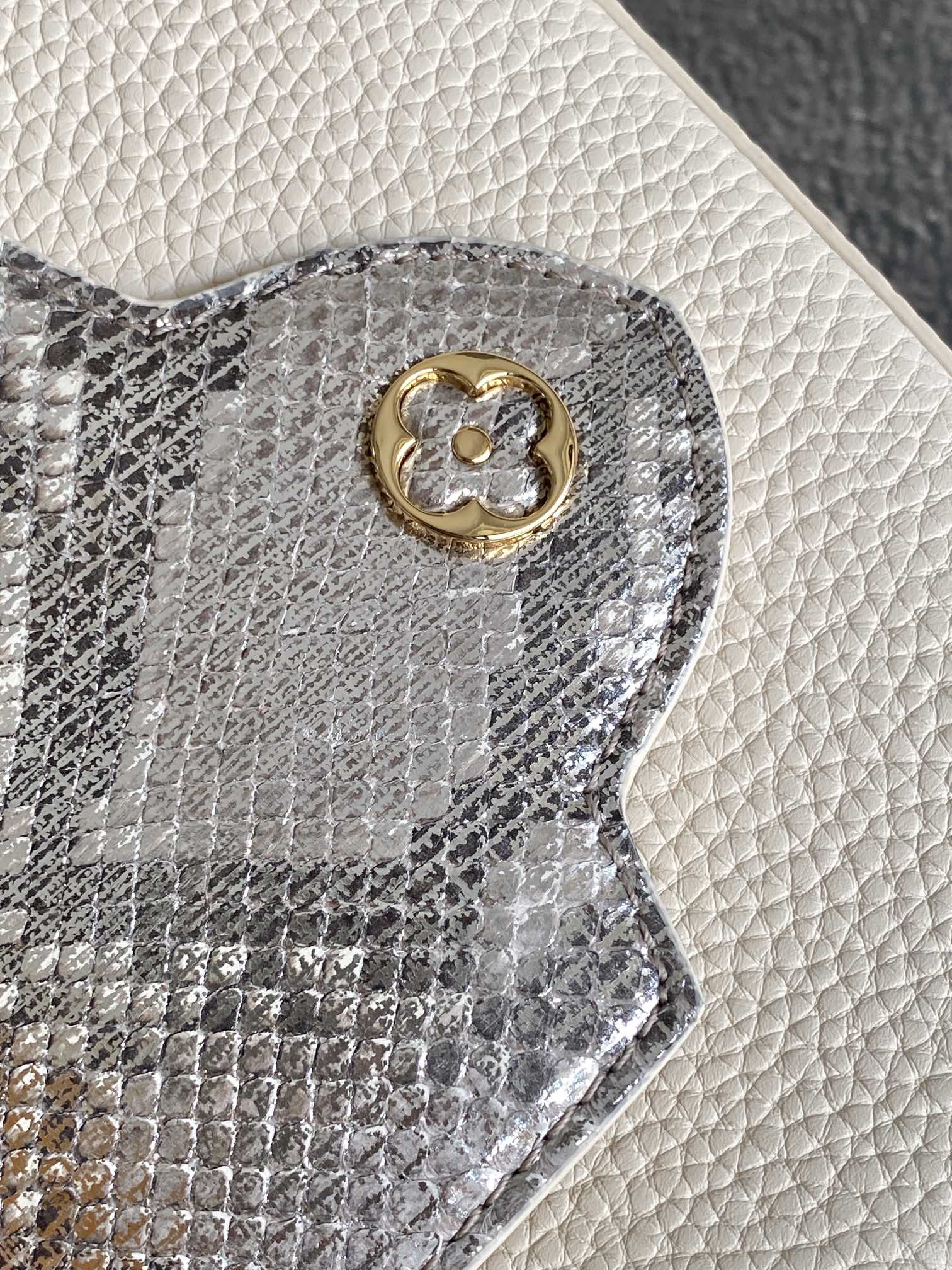 LV 高仿 女款 Capucines 米白蛇紋手提包 高級斜背包| 10 LV 高仿 女款 Capucines 米白蛇紋手提包 高級斜背包