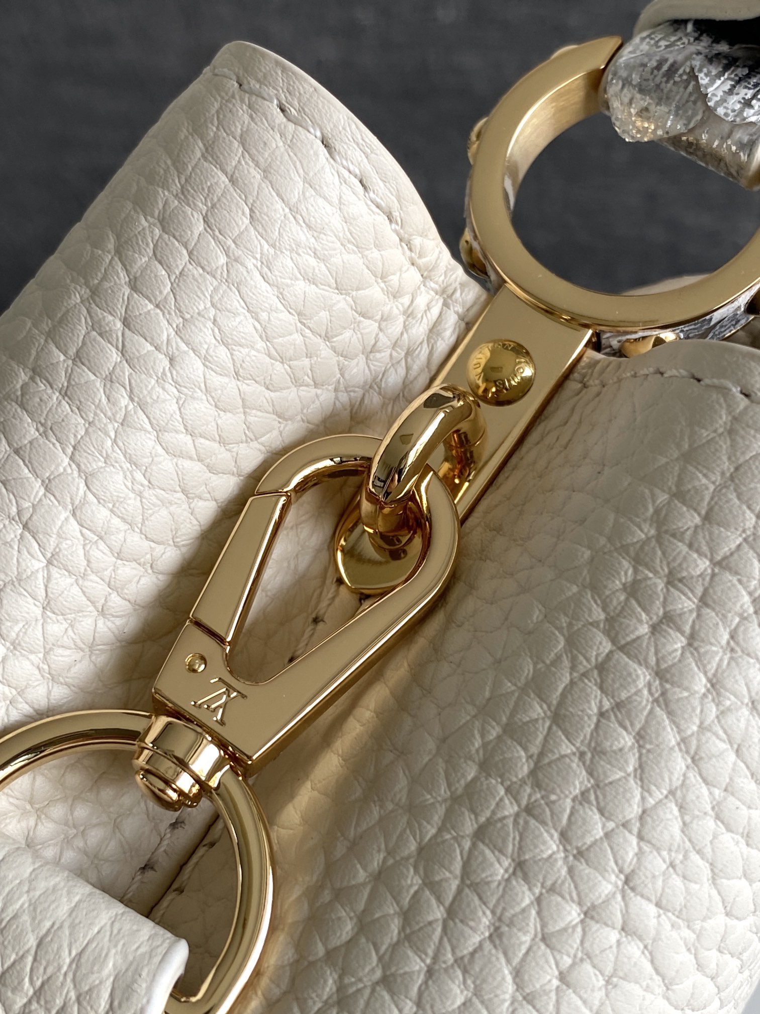 LV 高仿 女款 Capucines 米白蛇紋手提包 高級斜背包| 9 LV 高仿 女款 Capucines 米白蛇紋手提包 高級斜背包