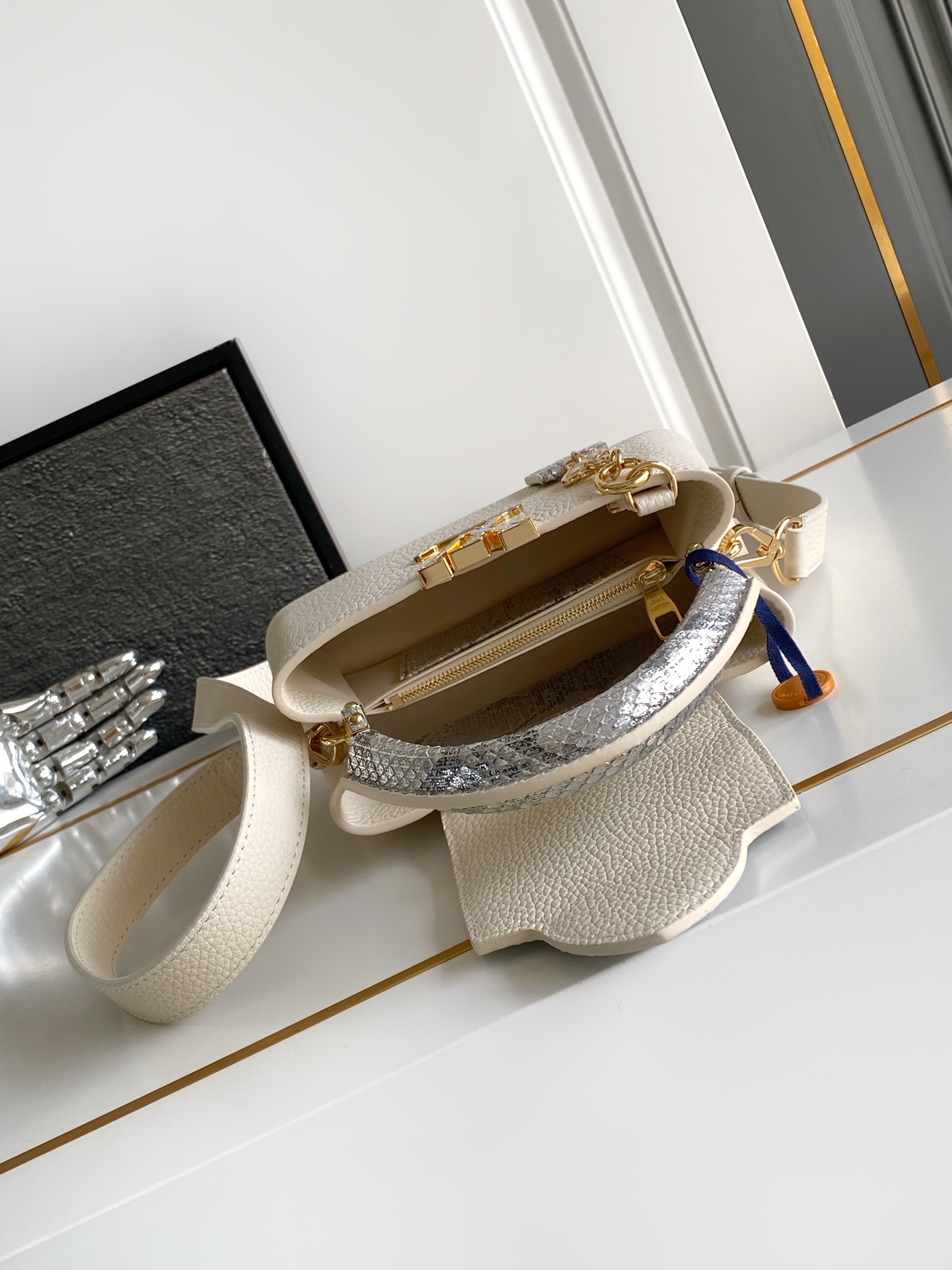 LV 高仿 女款 Capucines 米白蛇紋手提包 高級斜背包| 8 LV 高仿 女款 Capucines 米白蛇紋手提包 高級斜背包