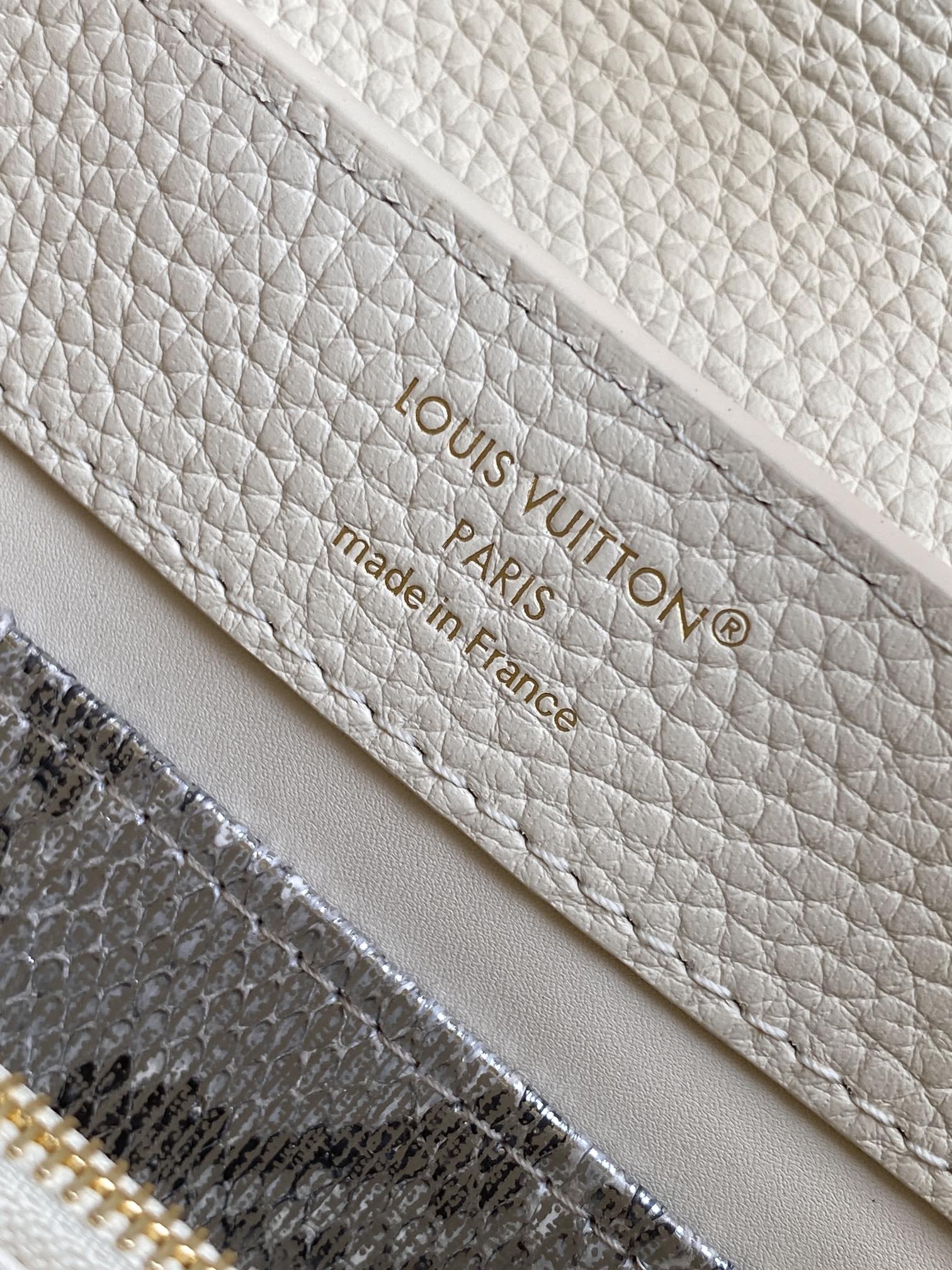 LV 高仿 女款 Capucines 米白蛇紋手提包 高級斜背包| 7 LV 高仿 女款 Capucines 米白蛇紋手提包 高級斜背包
